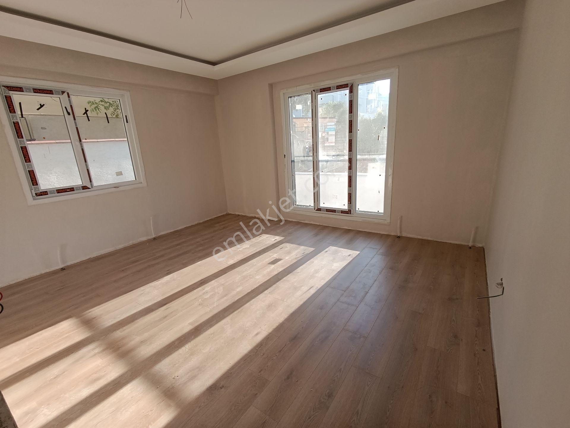 Pendik Esenyalıda Satılık 3+1 Asansör Otoparklı Ana Cadde Paralel Lüks Daire