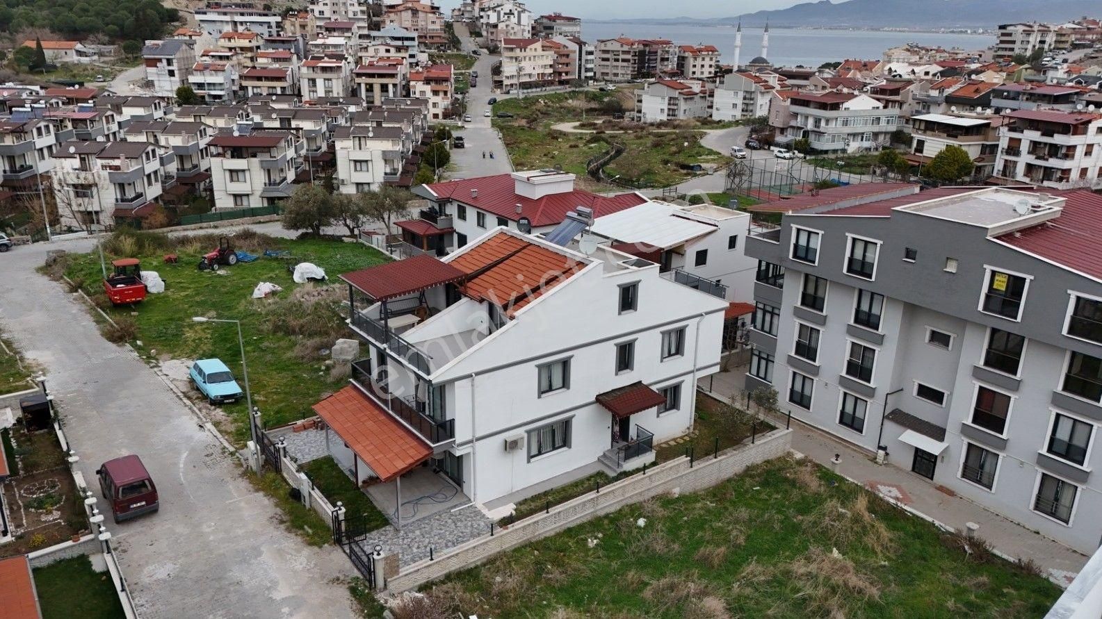 Dikilinin Gözde Bölgesi Yakamozda Satılık Tripleks Villa!