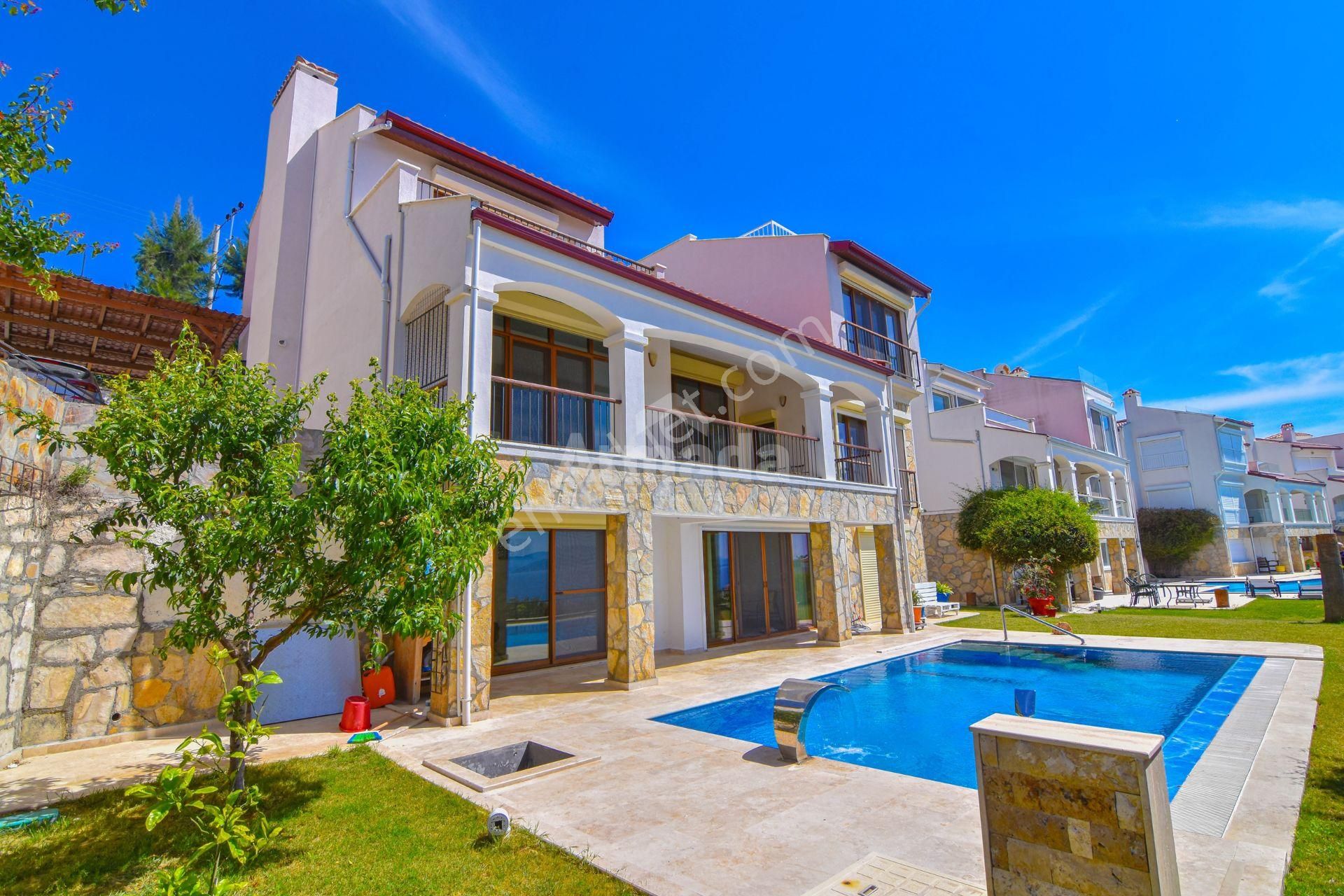 Kuşadası Soğucak'ta Manzaralı Müstakil Havuzlu Satılık 7+2 Villa