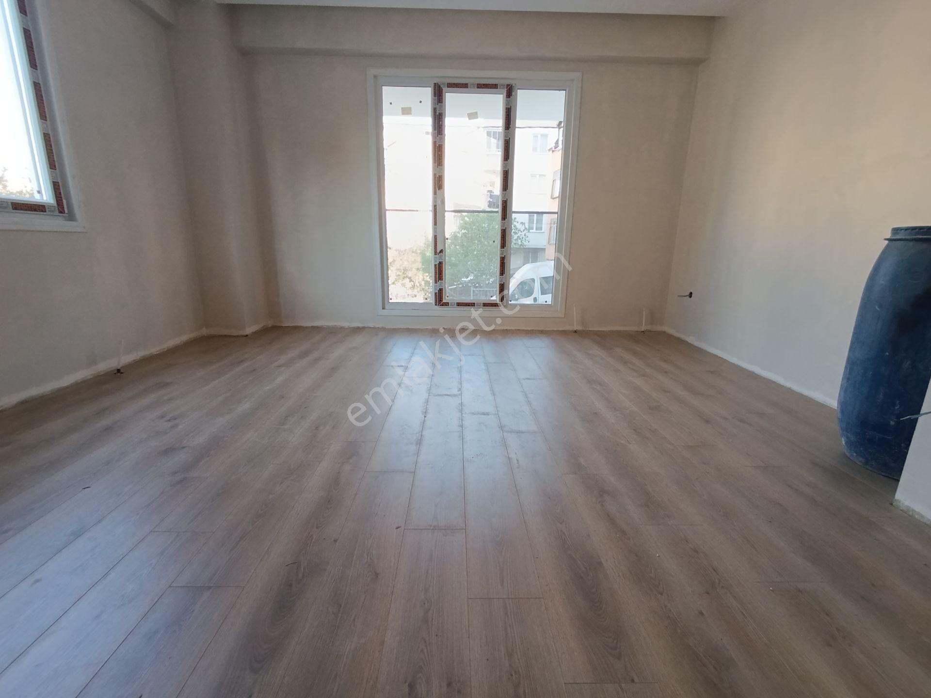 Pendik Esenyalıda Satılık 2+1 Asansör Otoparklı Ana Cadde Paralel Lüks Daire
