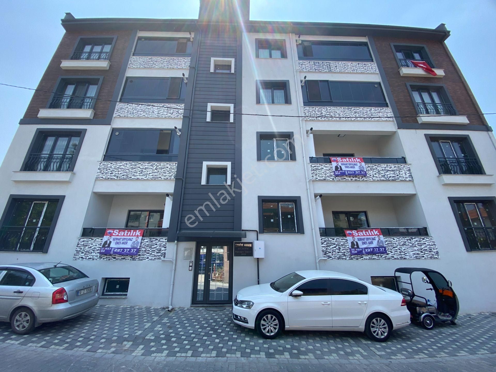 Re/max Mid'den Ali Hikmet Paşa Mahallesinde Satılık 2+1 Daire