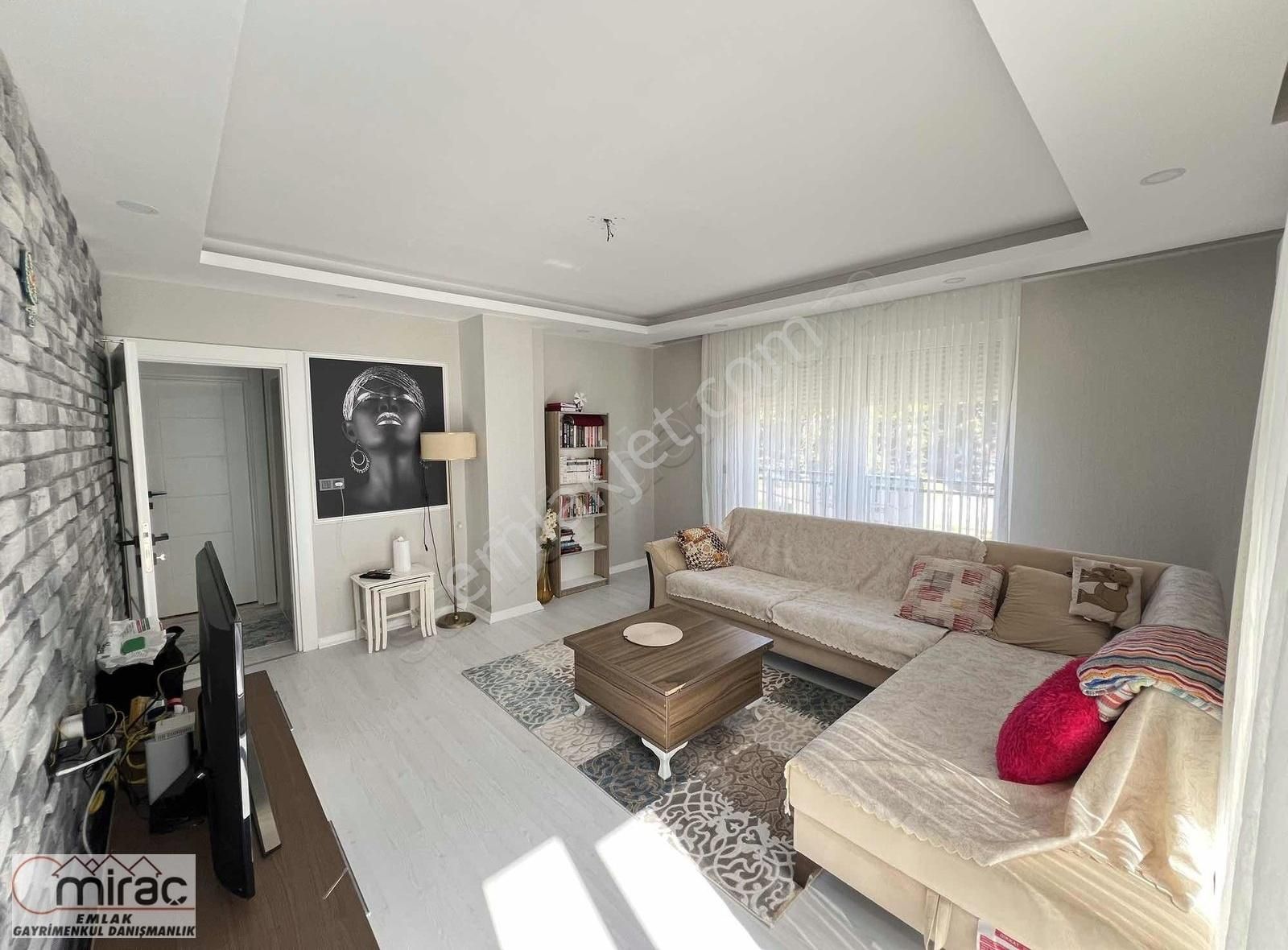 Sarılar Cadde Üzeri Asansörlü 2+1 Satılık Geniş Arakat Daire