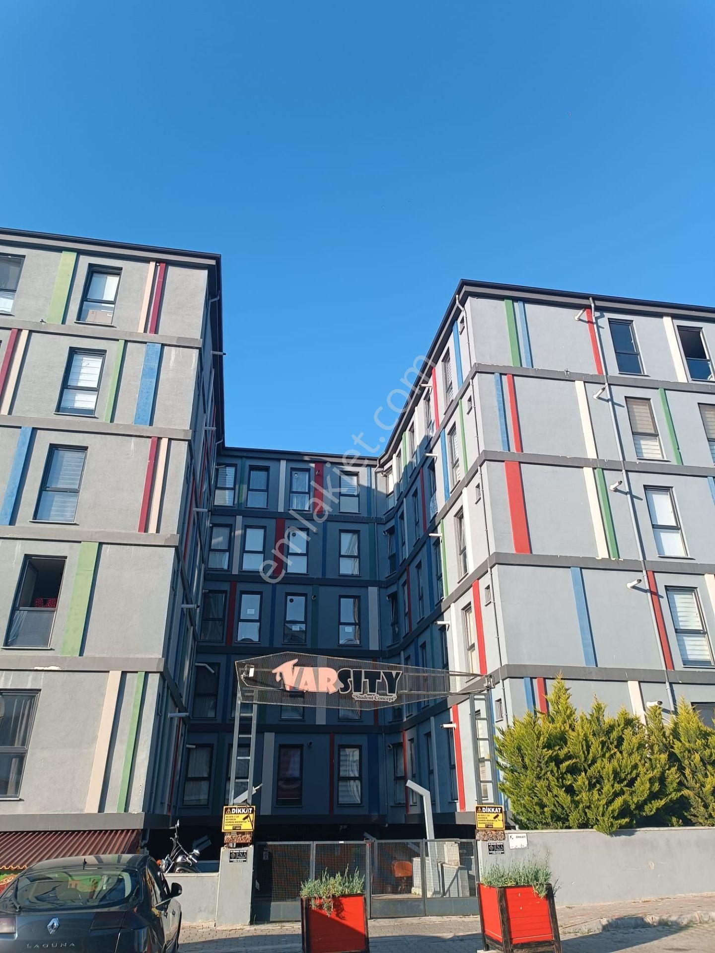 Üniversite Yolu Üzerinde Satılık Eşyalı Ara Kat 1+1 Daire