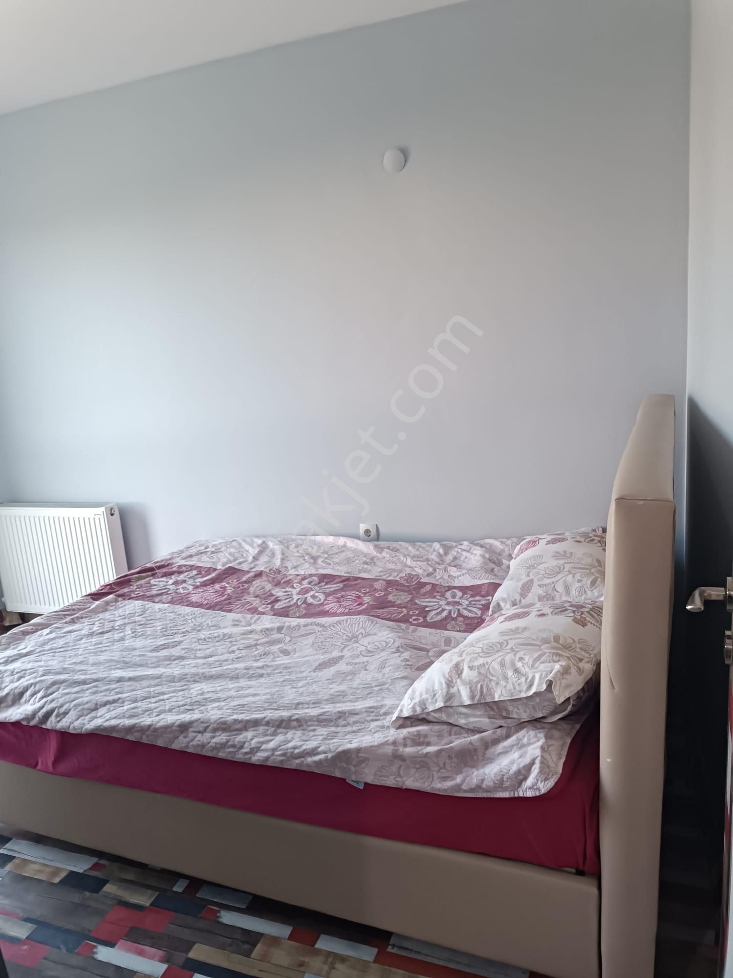 Üniversite Yolu Üzerinde Satılık Eşyalı Ara Kat 1+1 Daire