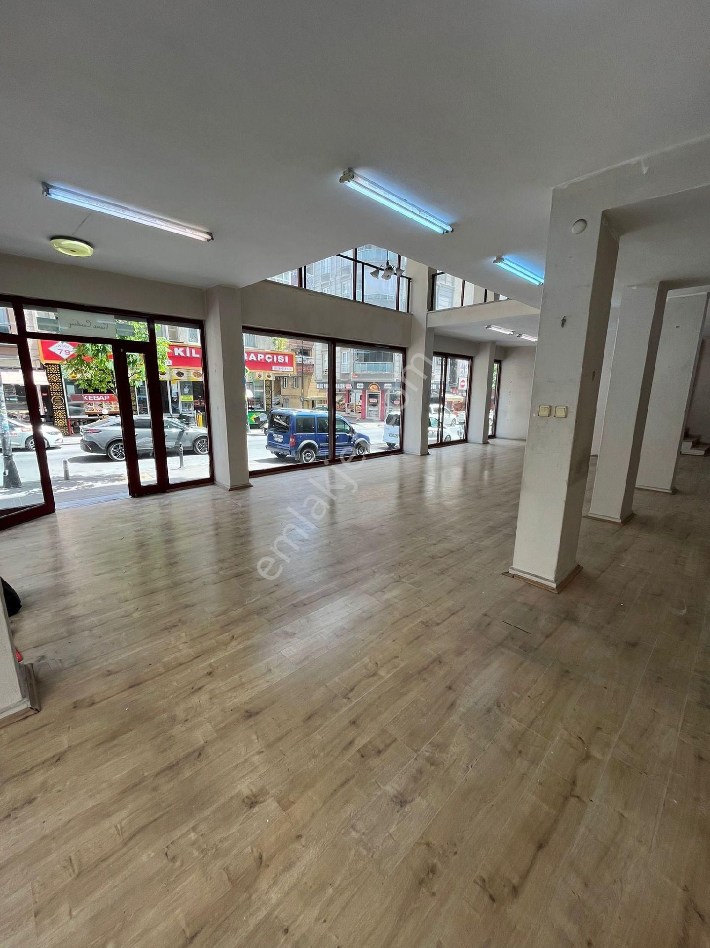 Bahçelievler Yenibosna Zafer'de Kalabalık Caddede Kiralık Dükkan