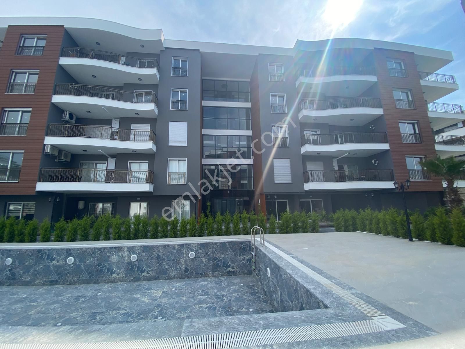 Kuşadası Merkezde Havuzlu Kapalı Otoparklı Sitede Lüks Daire