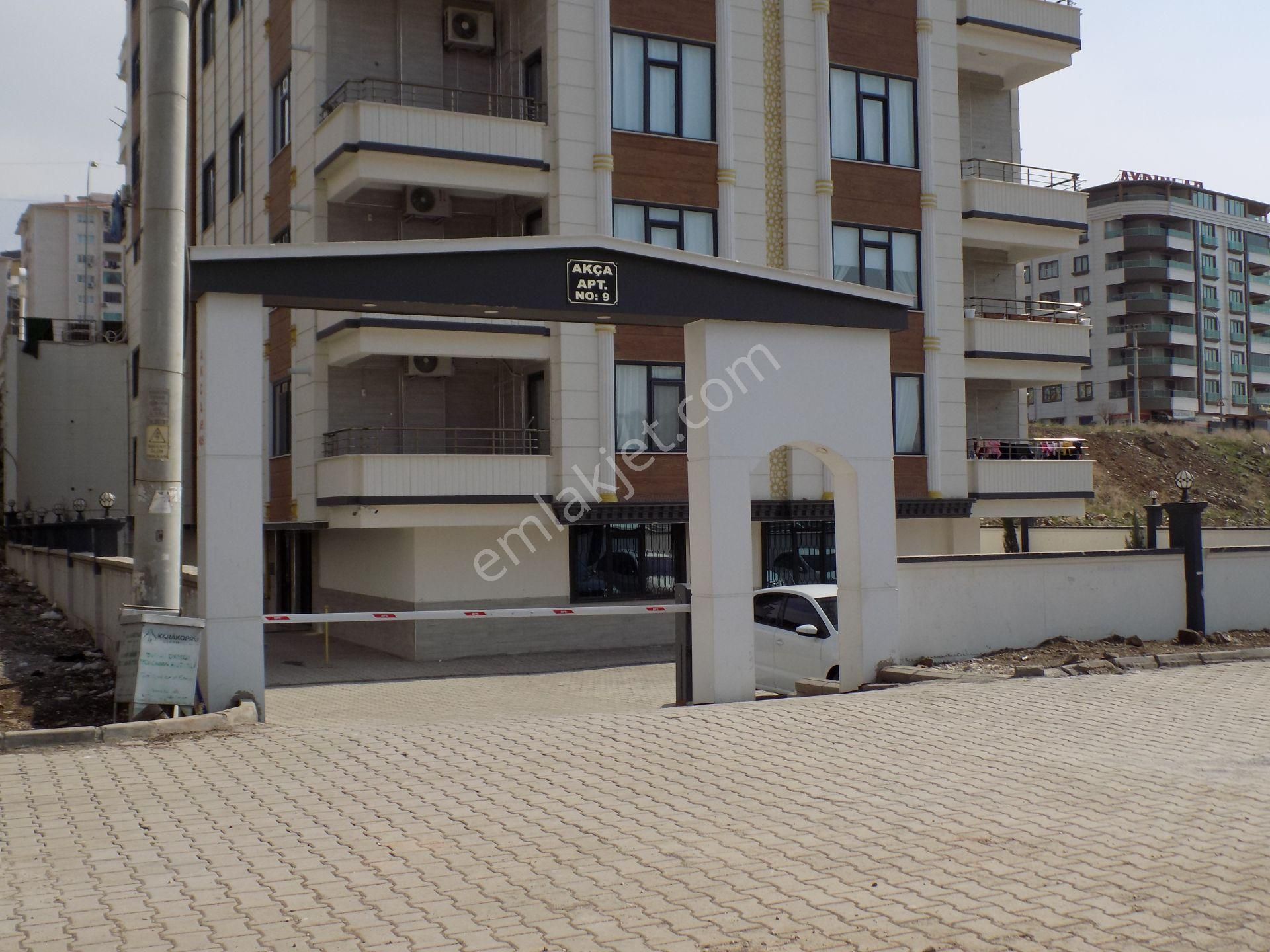 Karaköprü Akbayırda Merkezi Konumda 2+1 Doğalgazlı, Asansörlü 120 M2 Yüksek Giriş Daire