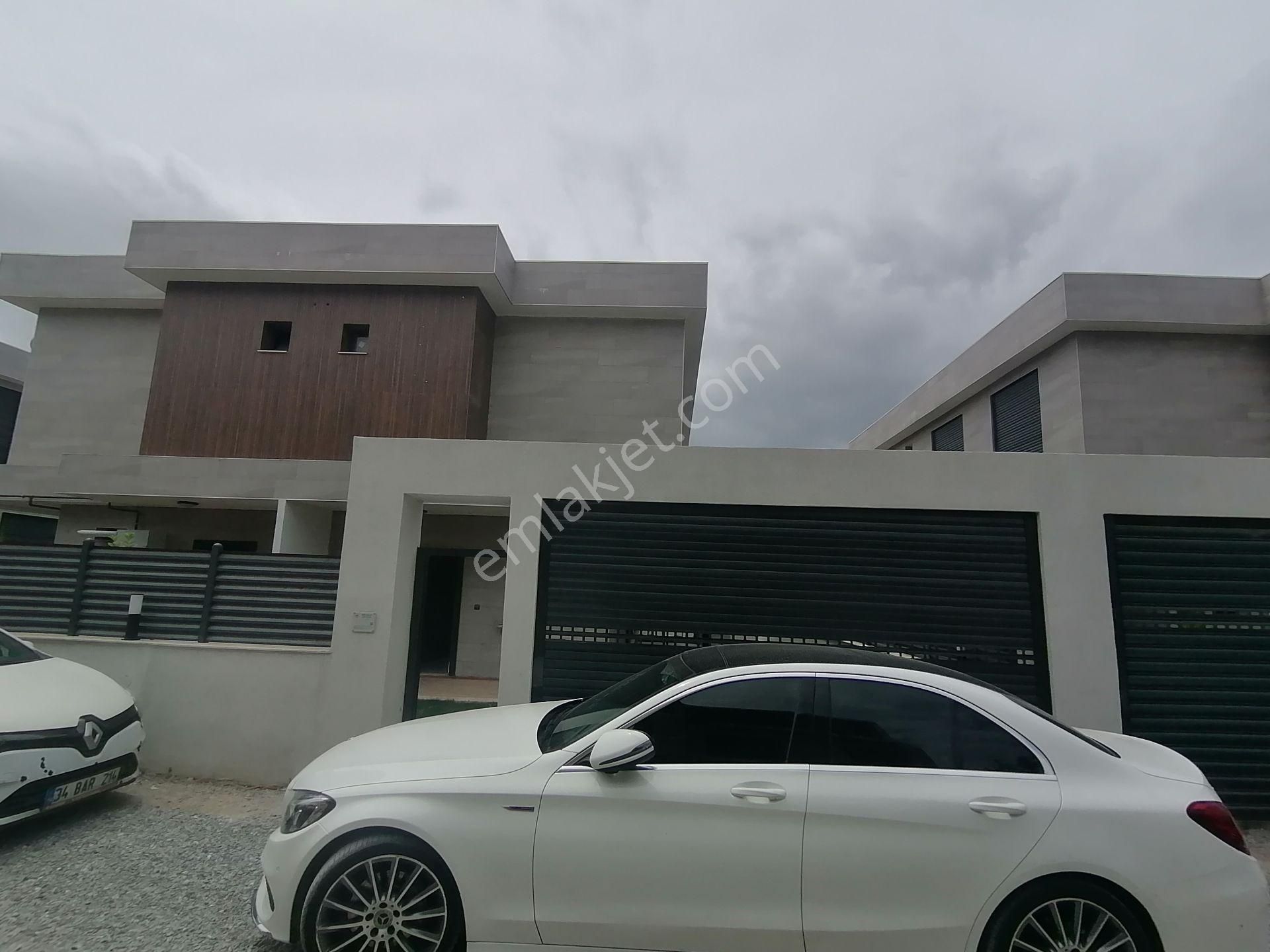 Kuşadası Sahil 950 Mt 5+1 Sıfır Villa Özl Havuzlu Doğalgazlı Yrdn Isıtma