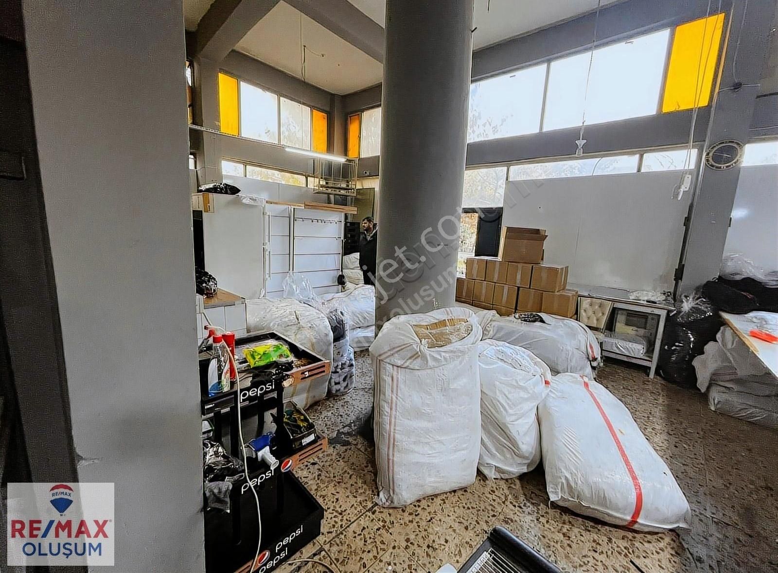 Remax Necati Kurt/terazidere Metro Yanında, Çift Cepheli Dükkan