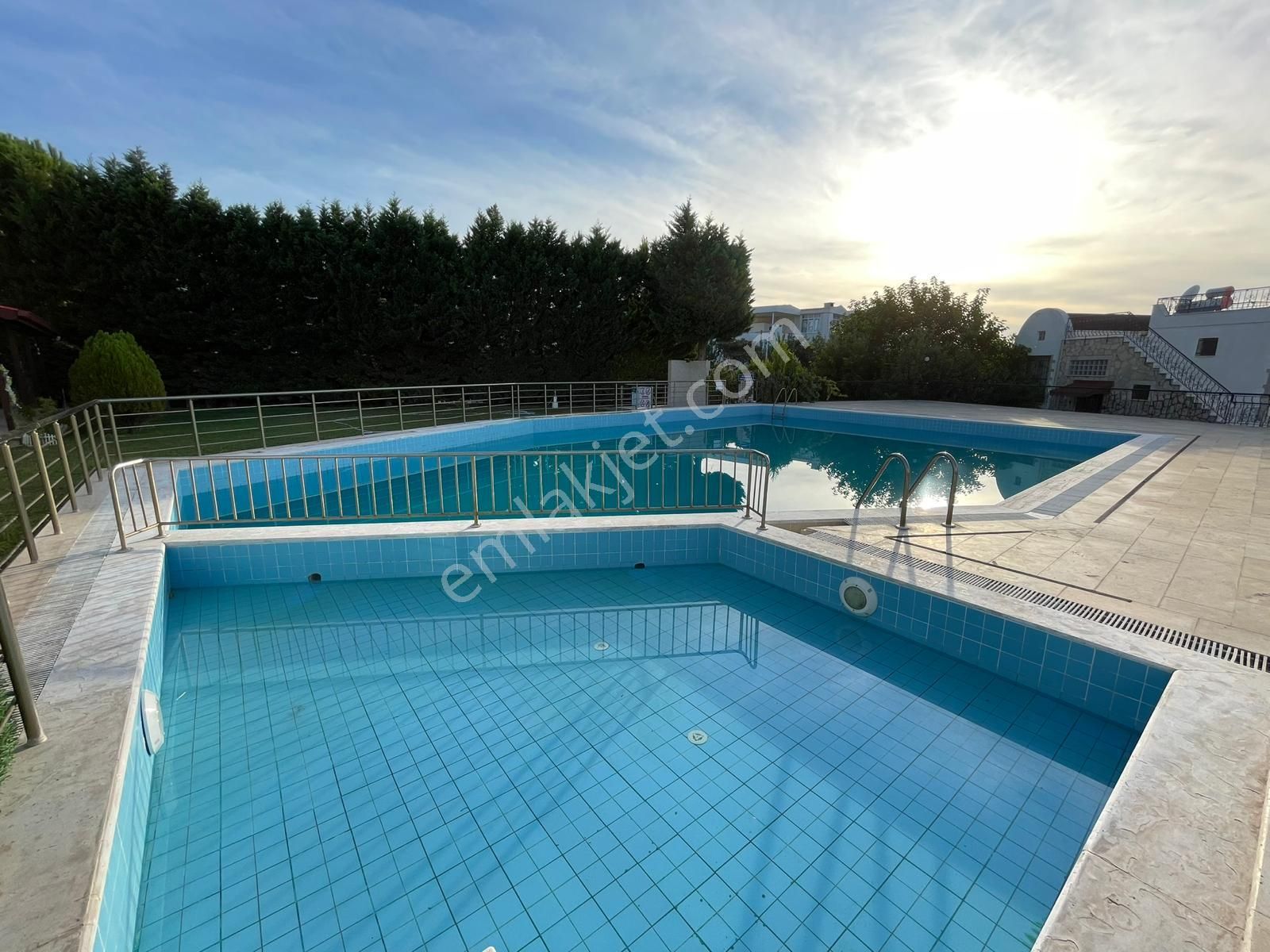 Kuşadası Sahilde,havuzlu Sitede, 3+1 Müstakil Villa