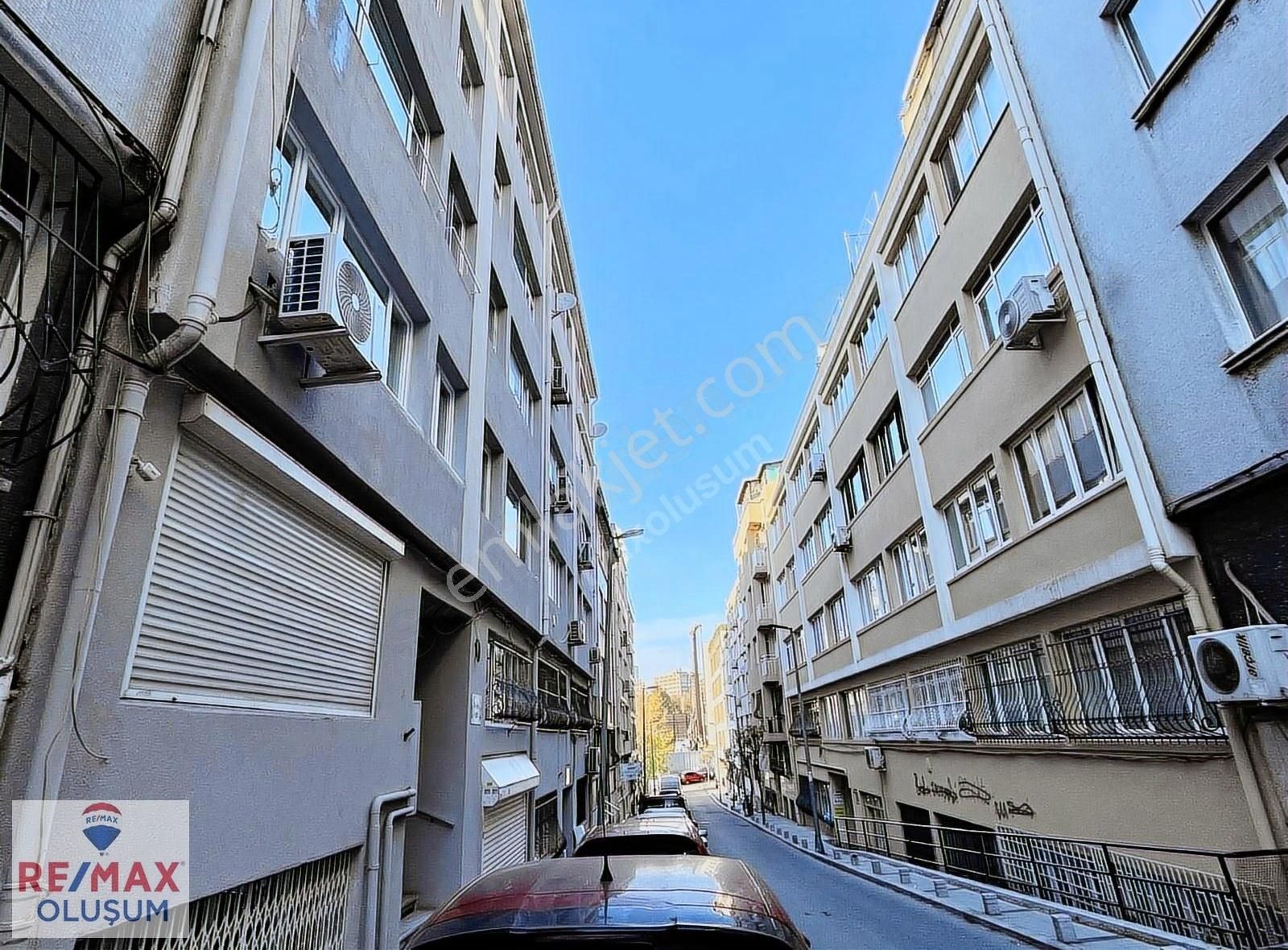 Şişli Perihan Sokakta Metroya Yakın Satılık 2.5+1 Boş Daire