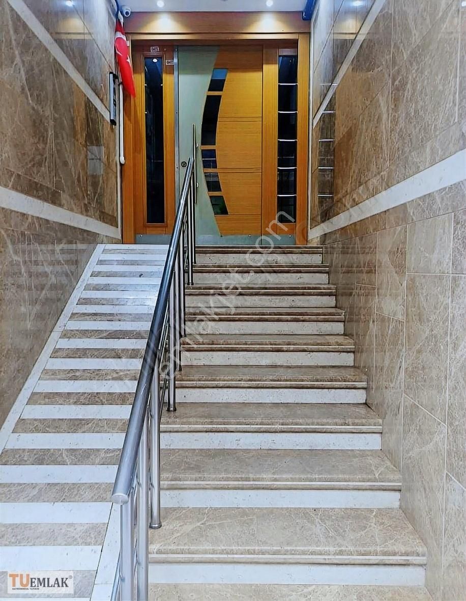 K.çekmece Cumhuriyet Mah Satılık Otoparklı 2+1 Bahçe Kat Daire