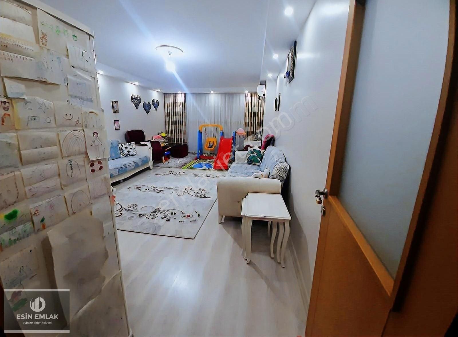 Kaynarca Mah Balkonlu Arakat Geniş Temiz 3+1 Satılık Daire