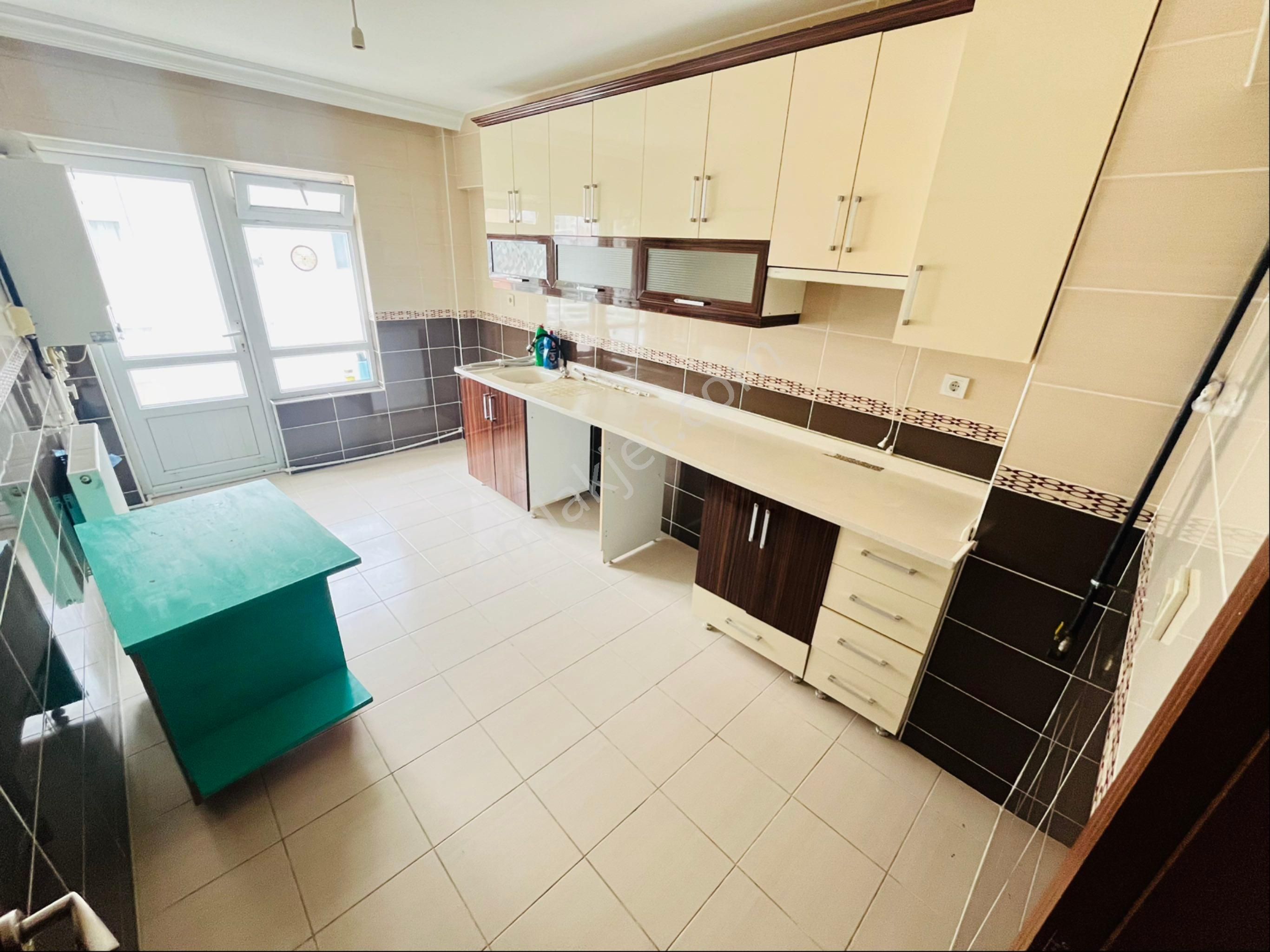 ***denizden Cadde Üzeri Çift Balkon Geniş Oturum Kiralık Daire**