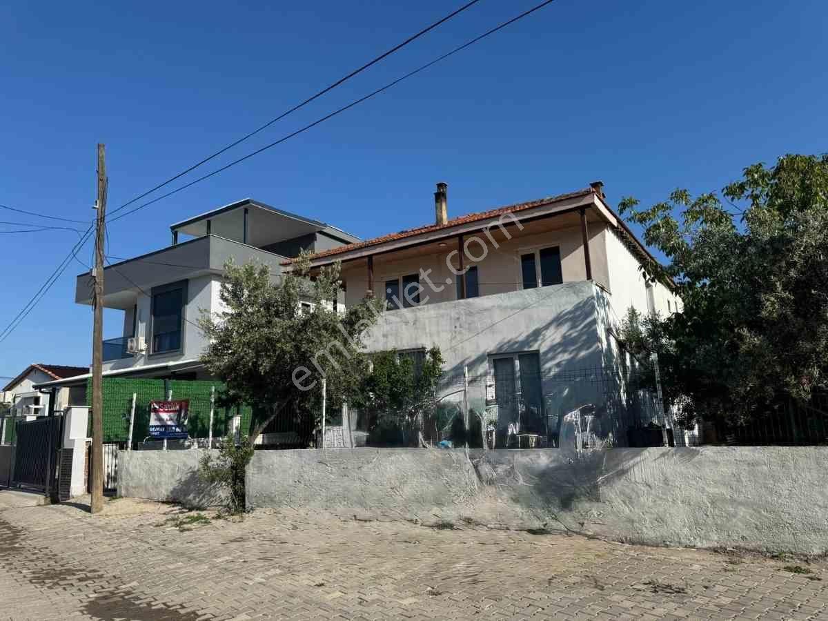 Seferihisar Tepecik'de 353 M2 İkiz Villaya Uygun Betonarme Ev Ve Arsası