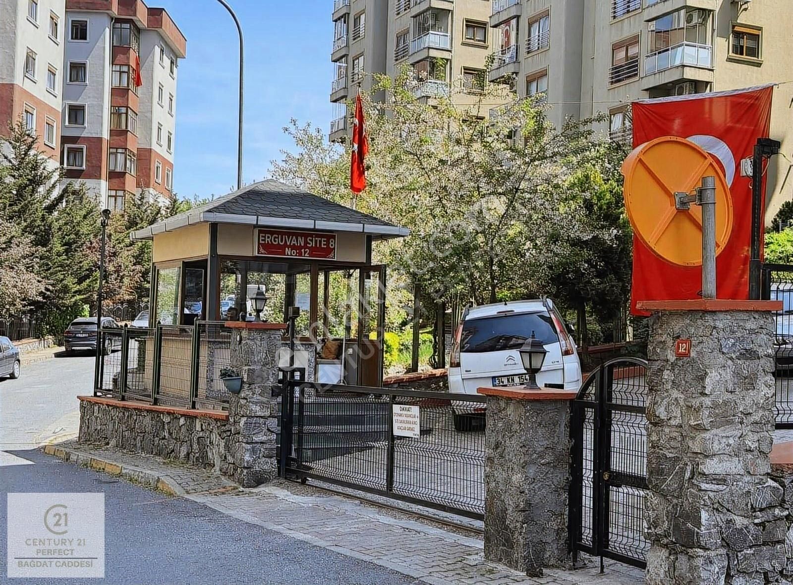 Century 21 Perfect'ten Erguvan-8 Sitesinde Satılık 3+1