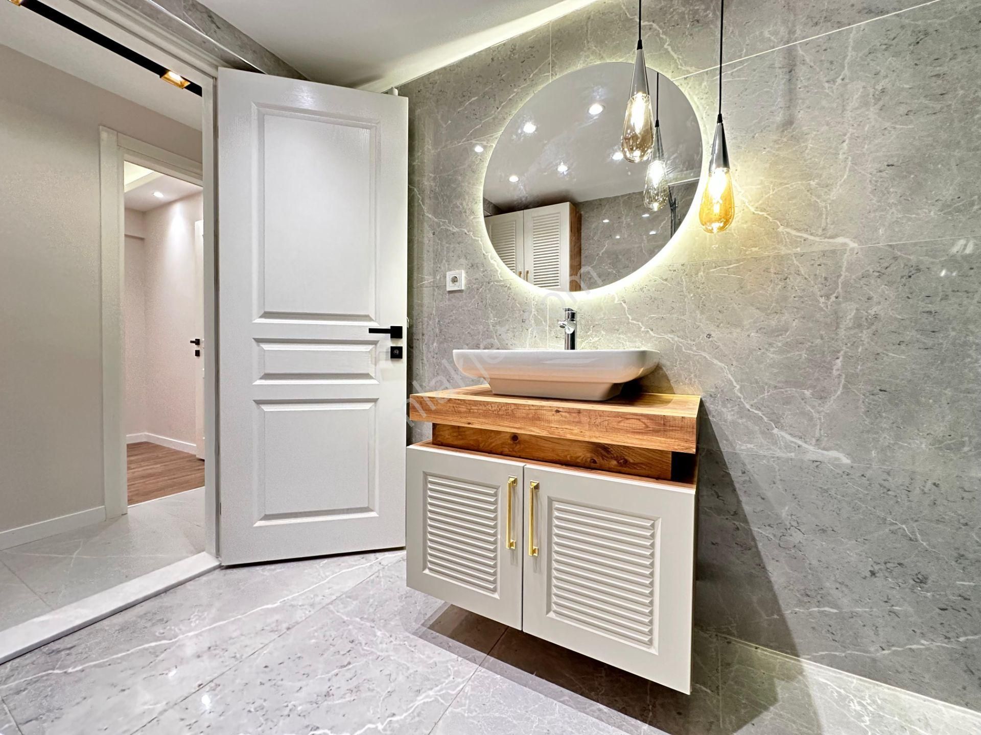 Mithat Paşa Caddesi Üzeri Satılık 3+1 Daire Full Tadilatlı