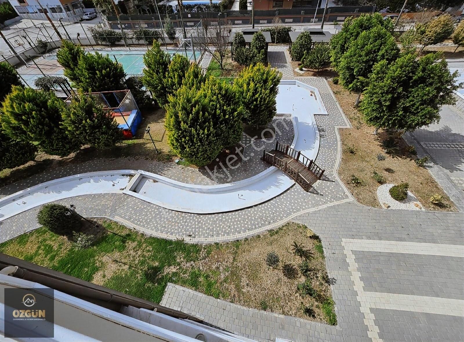 Ebru Elbaydan Güvenlikli Havuzlu Site İçinde Satılık 4+1