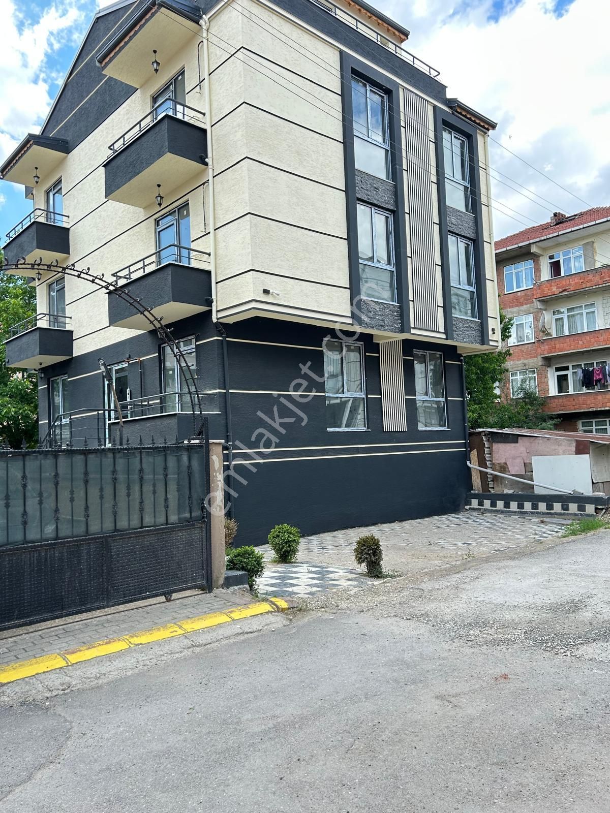 Sıfır 2+1 | Ara Kat | Ulaşıma Yakın | İzmite 7 Dk |