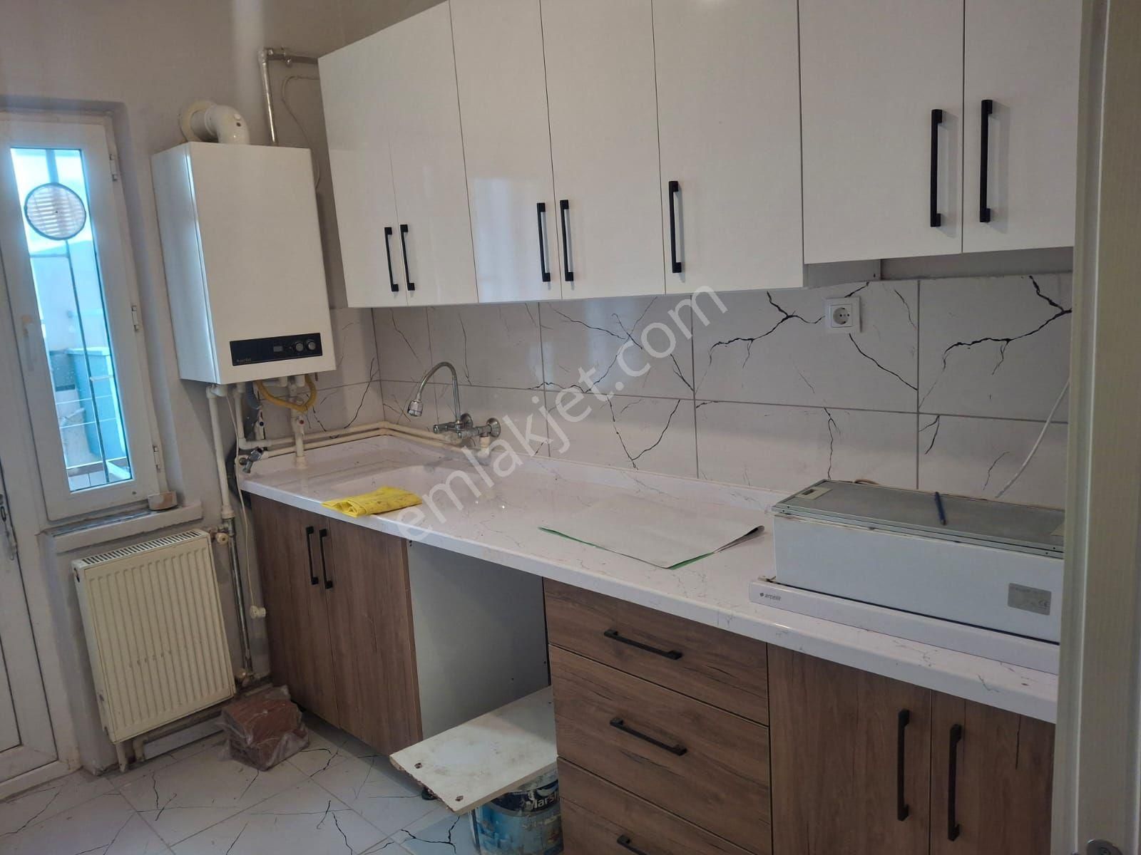 Yüksel'den Dikmen Sokullu Cadde Üzerinde Yuksek Giriş Balkonlu 2+1 Kombili.