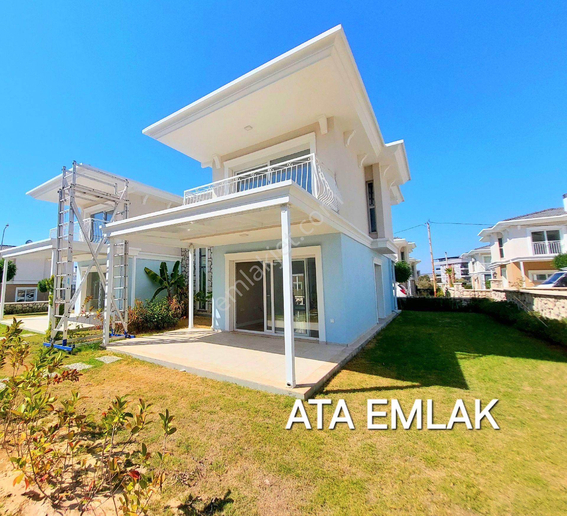 Kuşadasında Açık Ve Kapalı Havuzlu Sitede Geniş Bahçeli Sıfır Villa