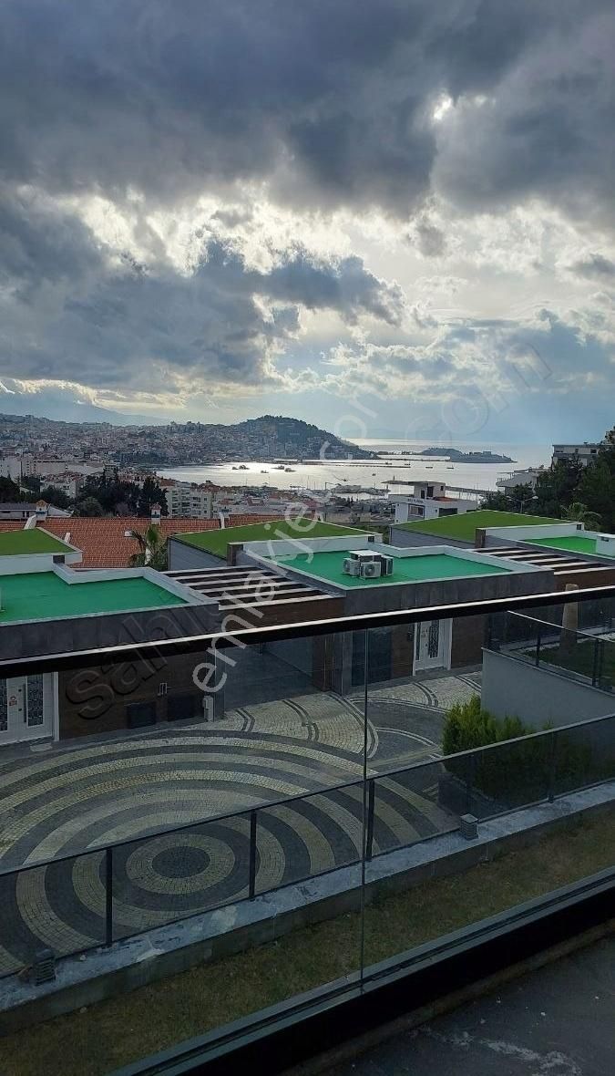 Kuşadası Marinada Full Deniz Manzaralı Özel Havuzlu Tek Müstakil