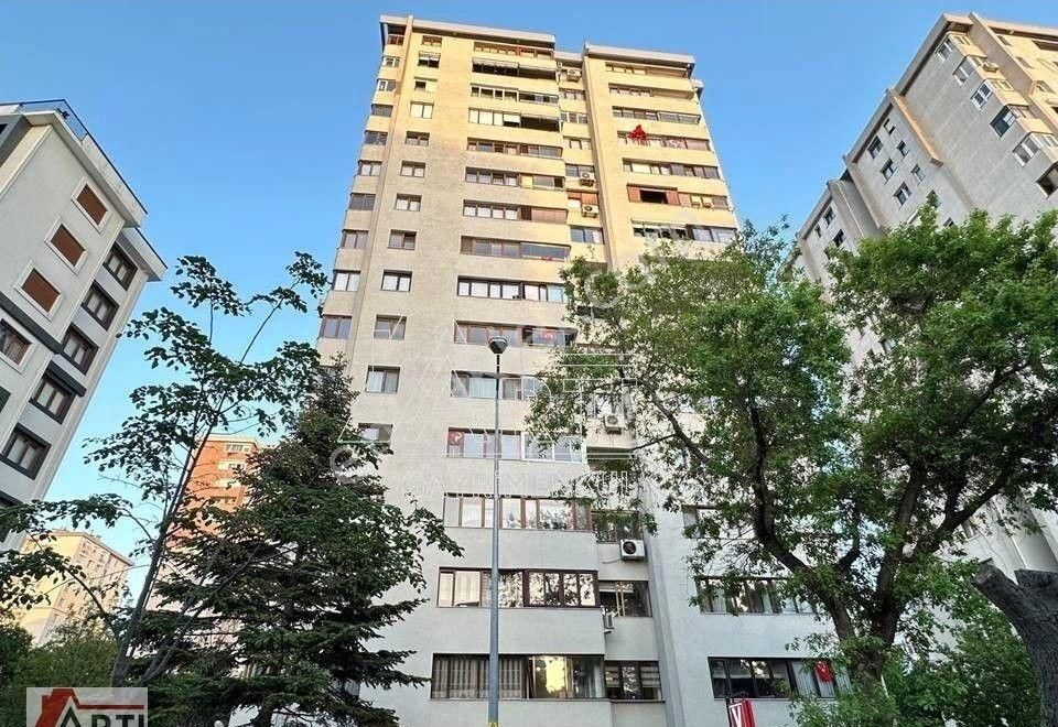 Kozyatağı Taniş Sitesinde 140m2 3+1 Satılık Daire