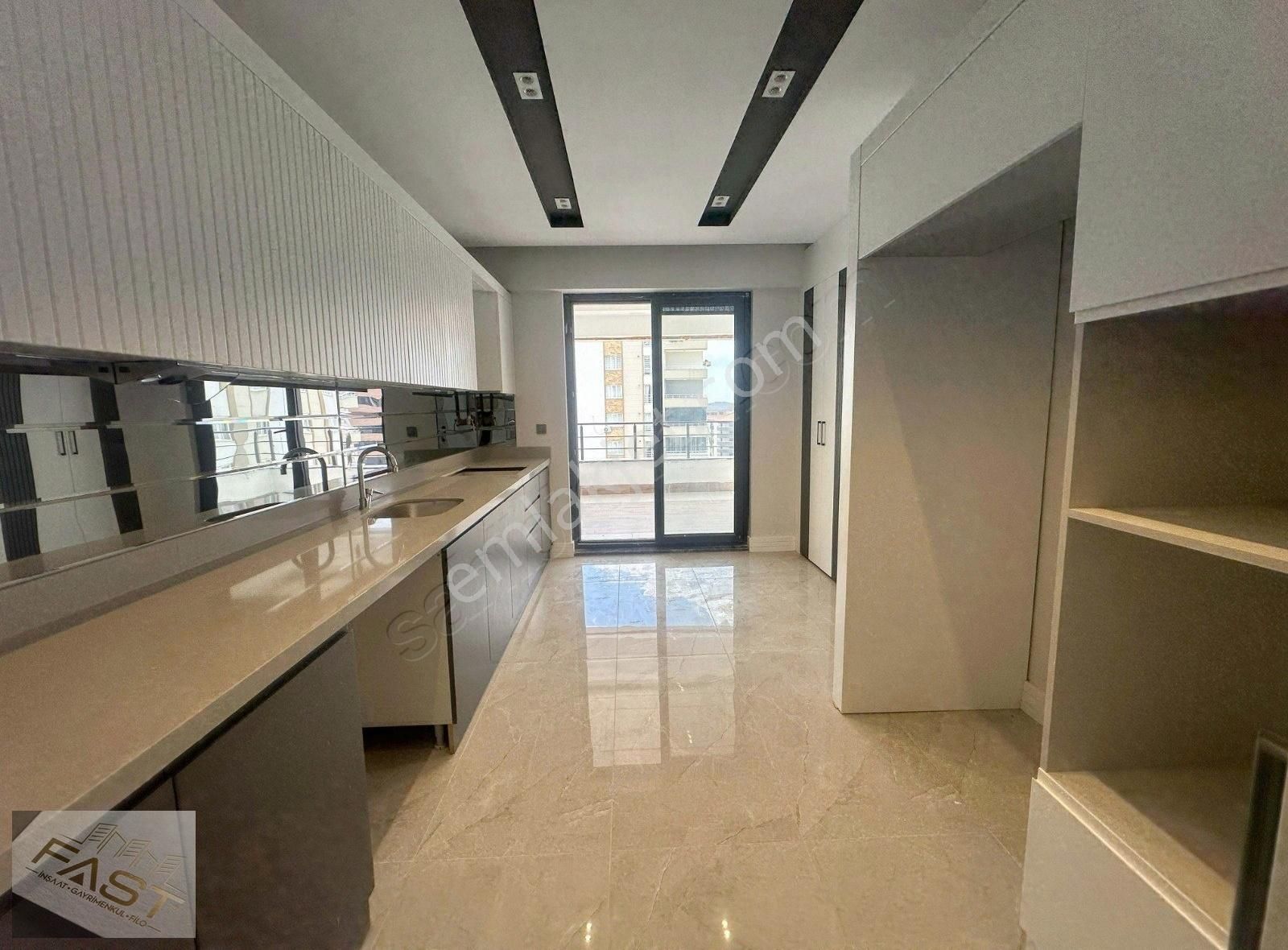 Fast'ten 7/24 Güvenlikli Muazzam Konumda *140m2* 2+1 Kat Bahçeli