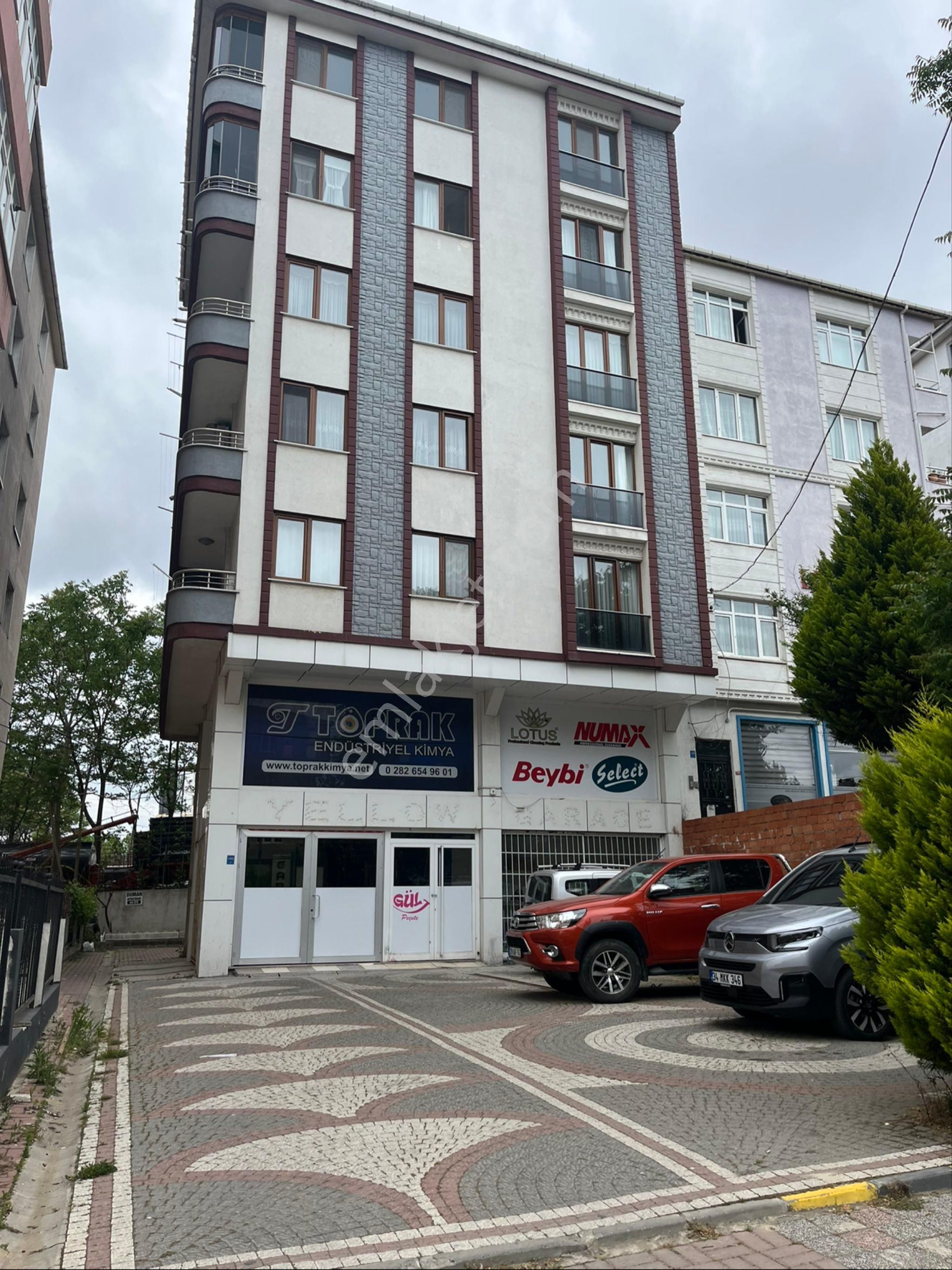 Cadde Üzeri Satılık Klimalı 2+1
