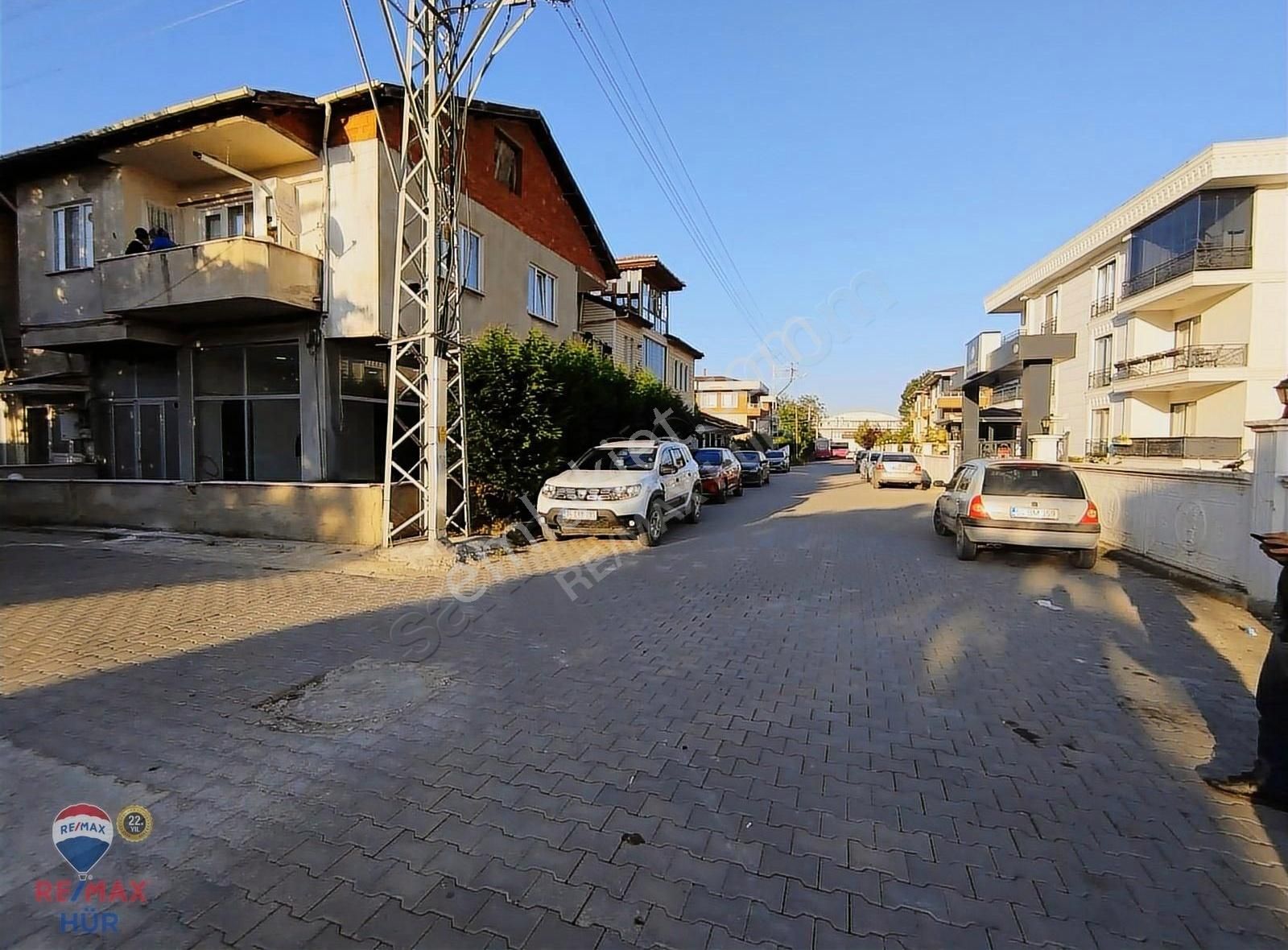 Remax-hür Özlem Şimşek'ten Arifiye'de 180 M2 Kiralık Dükkan