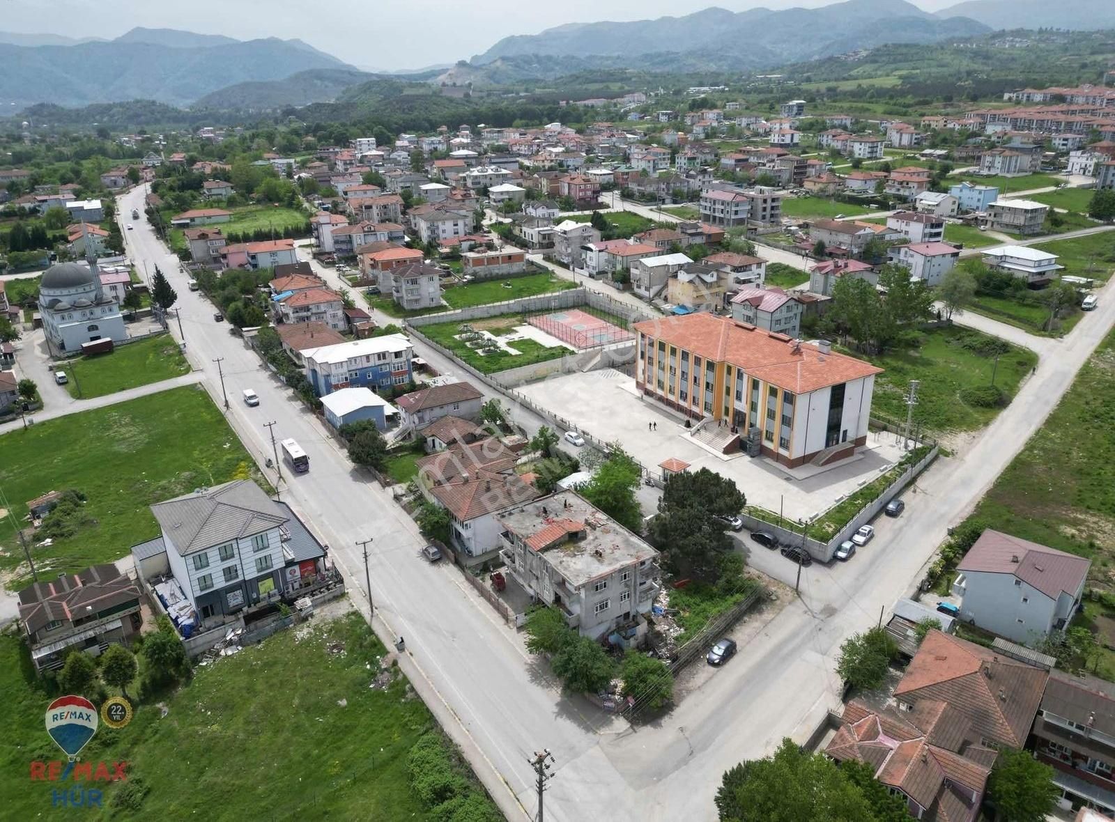 Ömer İnan Remax Hür Neviye Mah. 801m2 Satılık Köşe Arsa