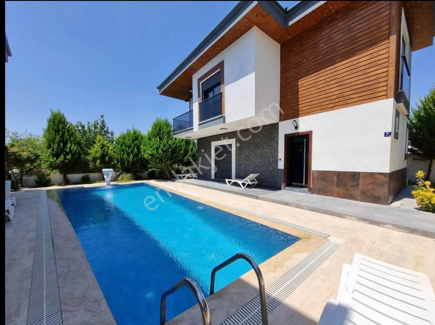 Kuşadası Davutlar'da Ferah Havuzlu3+1 Satılık