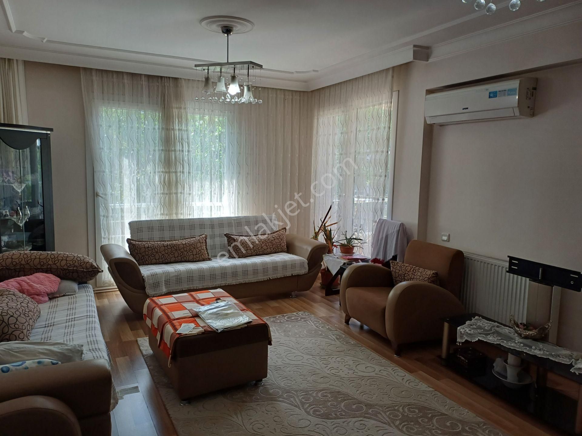 Menderesde 3+1 Doğalgazlı Kilerli Katında Tek Otoparklı Merkezde Sakin Daire