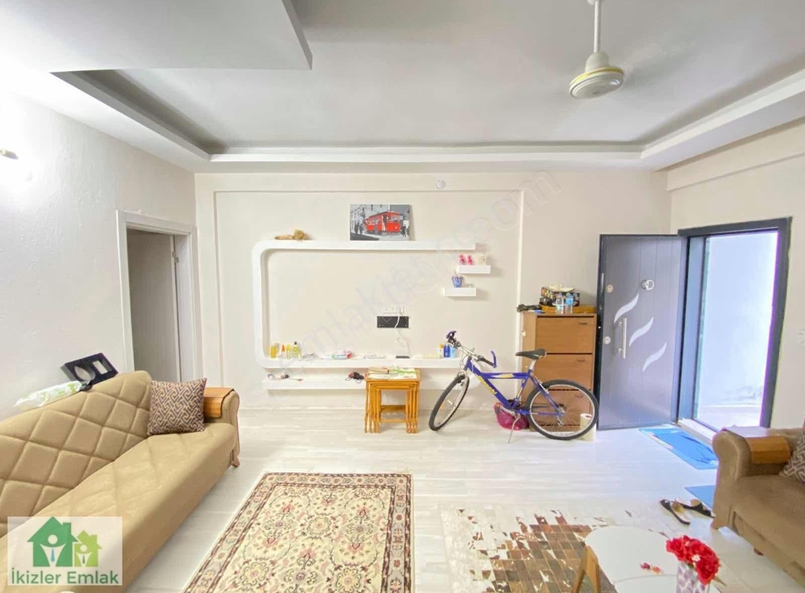 Ürkmez Merkez'de Denize Çok Yakın Satılık Ayrı Mutfak 3+1 Villa - Görsel 8