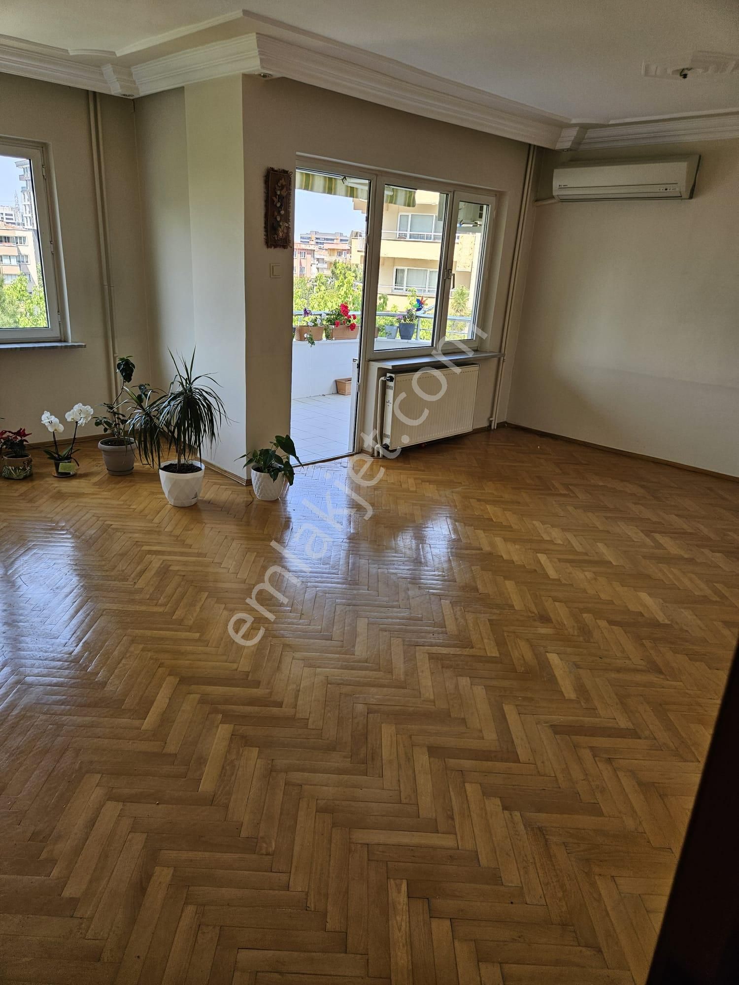 Gazi Caddesinde, 3+1, Kiralık, Ferah Bakımlı Ve Merkezi Daire