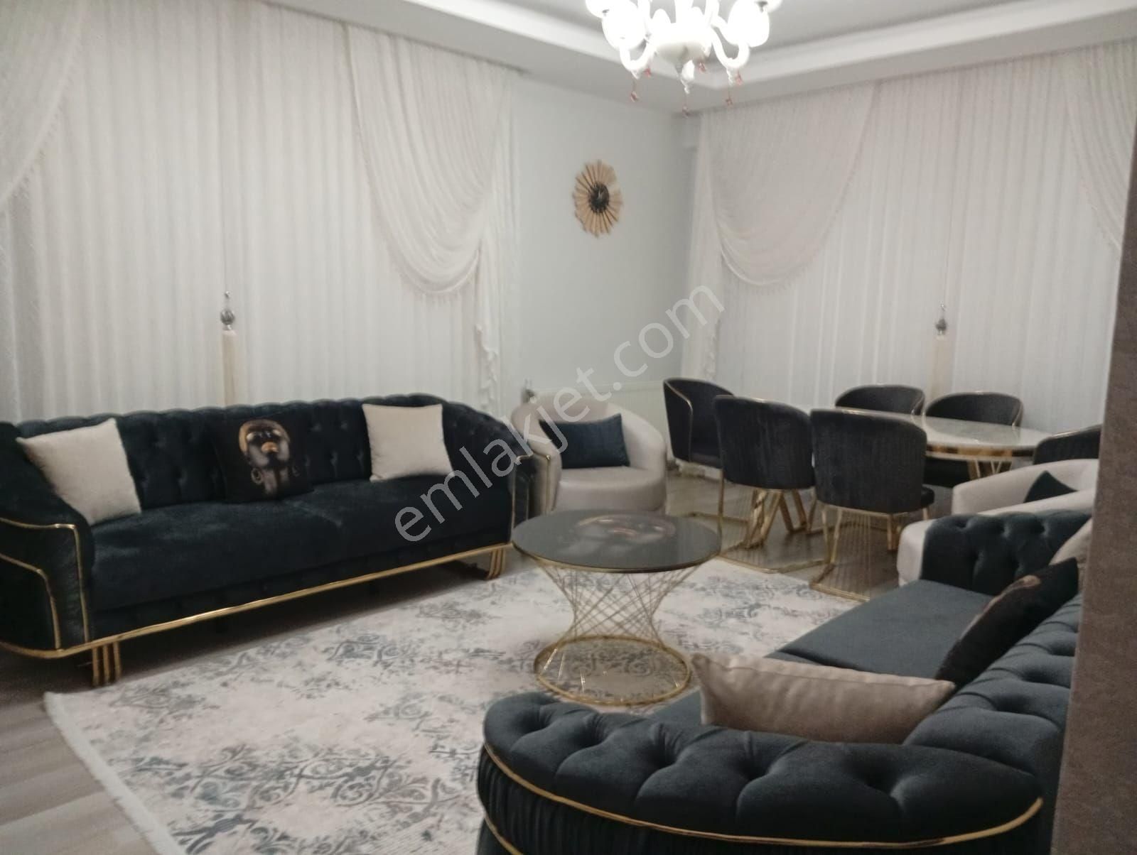 50 Metrelik Yolda,go Petrol Arkası,4. Kat 140 M² Geniş Daire!