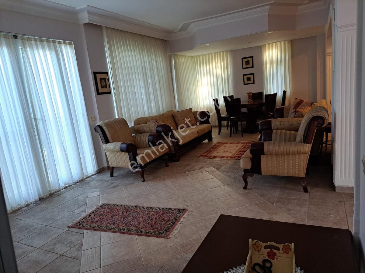 Kemerburgaz Göktürk Ağaçlı Köyünde Kiralık Villa