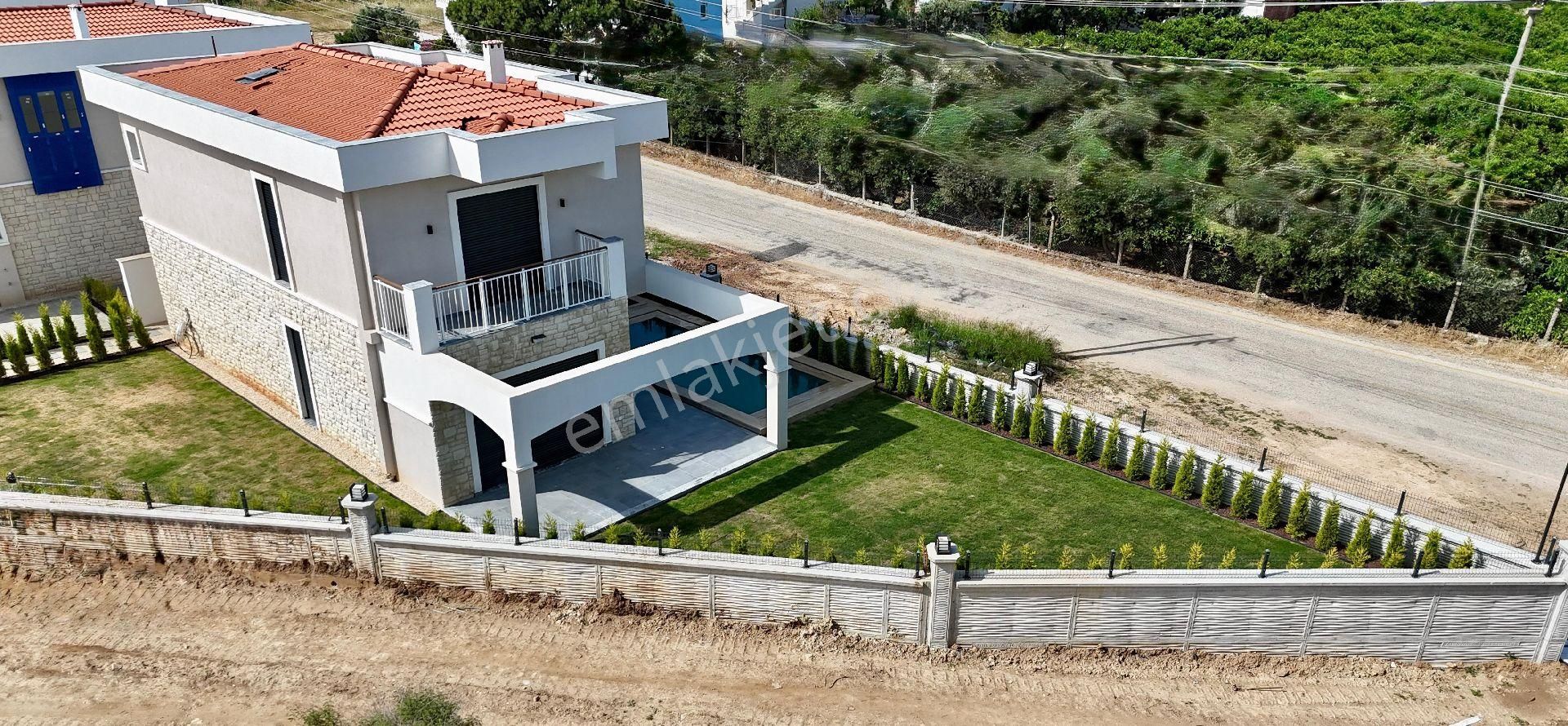 Kuşadası Davutlar Bölgesinde Müstakil Özel Havuzlu Köşe 4+1 Villa