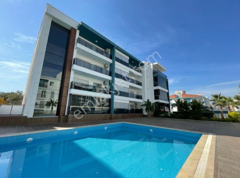 Nezih Havuzlu Sitede 3+1 Satılık Daire