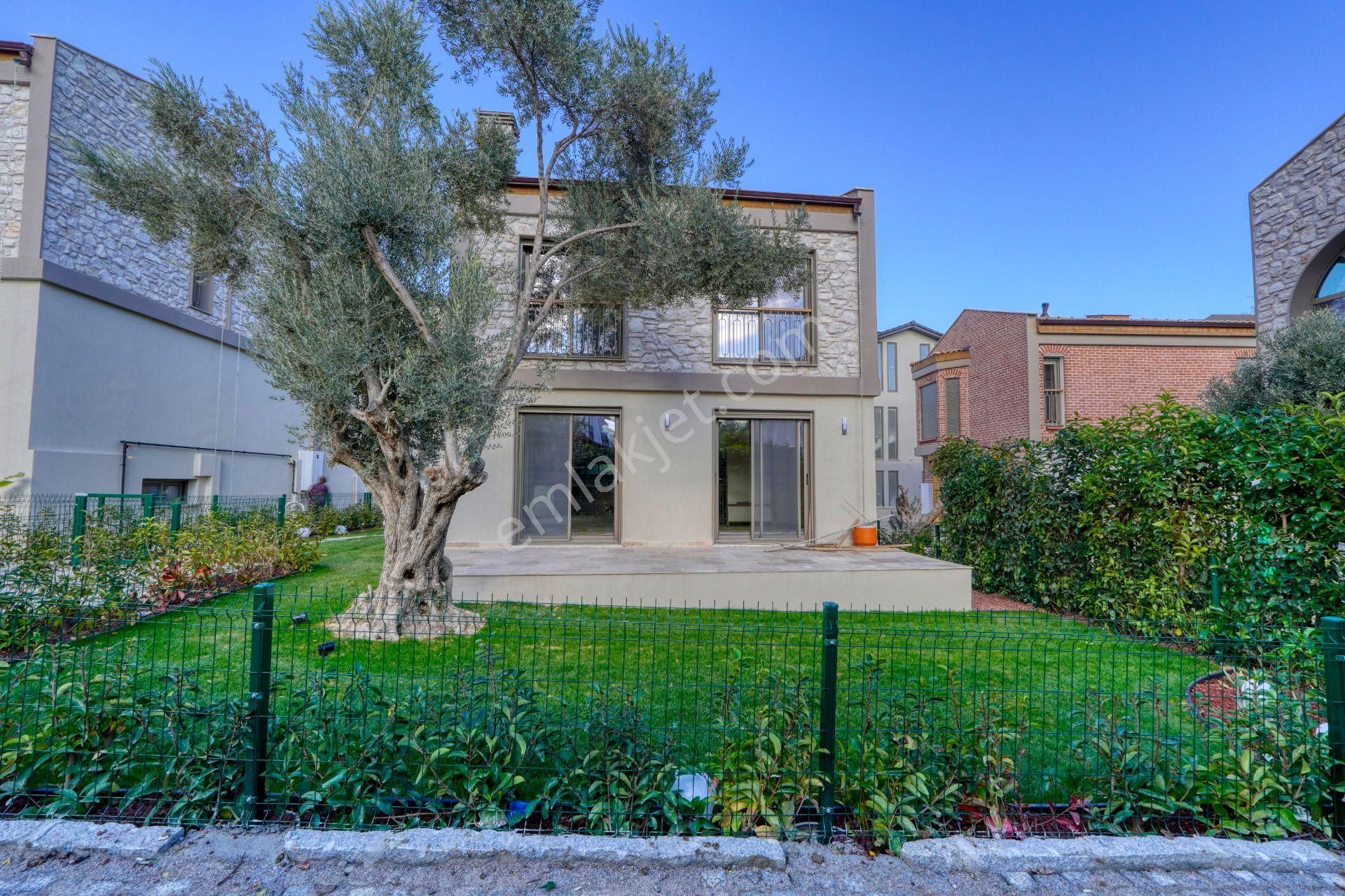 Çeşmealtı Harika Lokasyon Da Tam Müstakil Konsept Villa