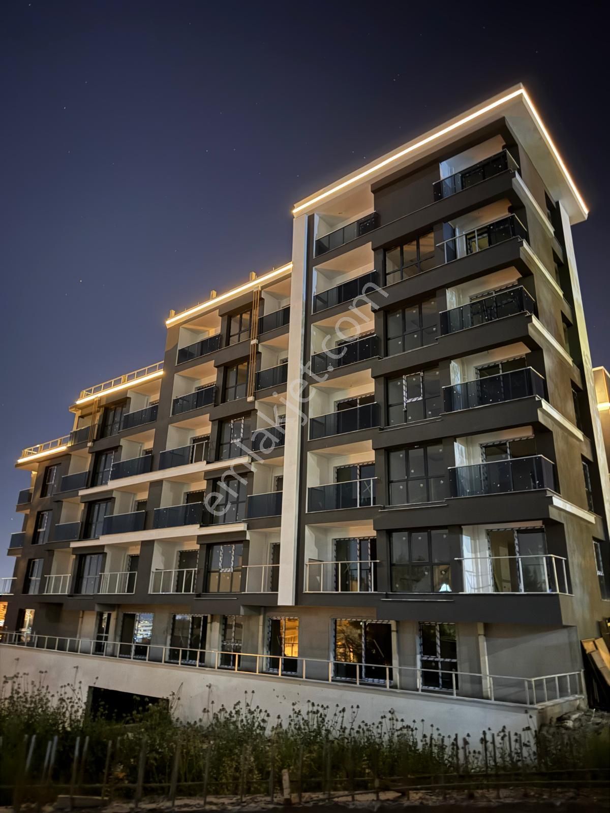 Çiğli'de Benzersiz Bir Yaşam! Modern Mimari Satılık 2+1 Daireler