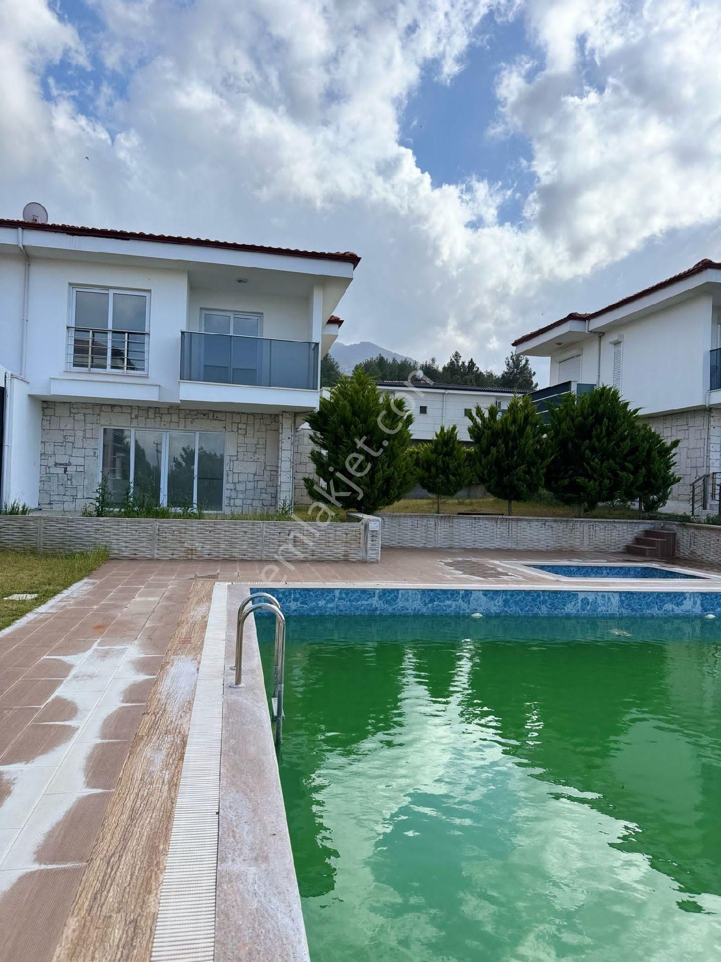 Kuşadası Güzelçamlı Bölgesinde Havuzlu 3+1 Villa