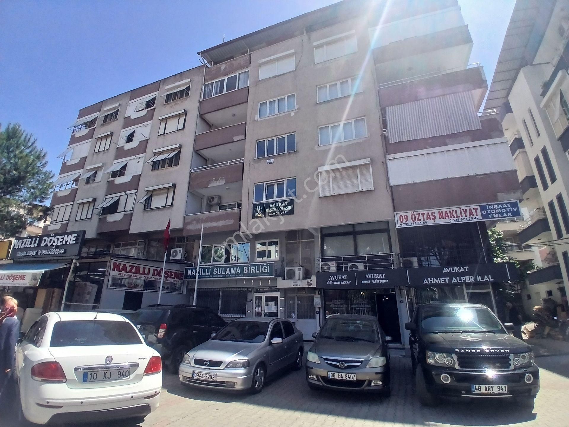 Nazıllı Şehır Gayrımenkul'den Cumhurıyet Mah 3+1 Dogalgazlı Kıraık Daıre Ofıs