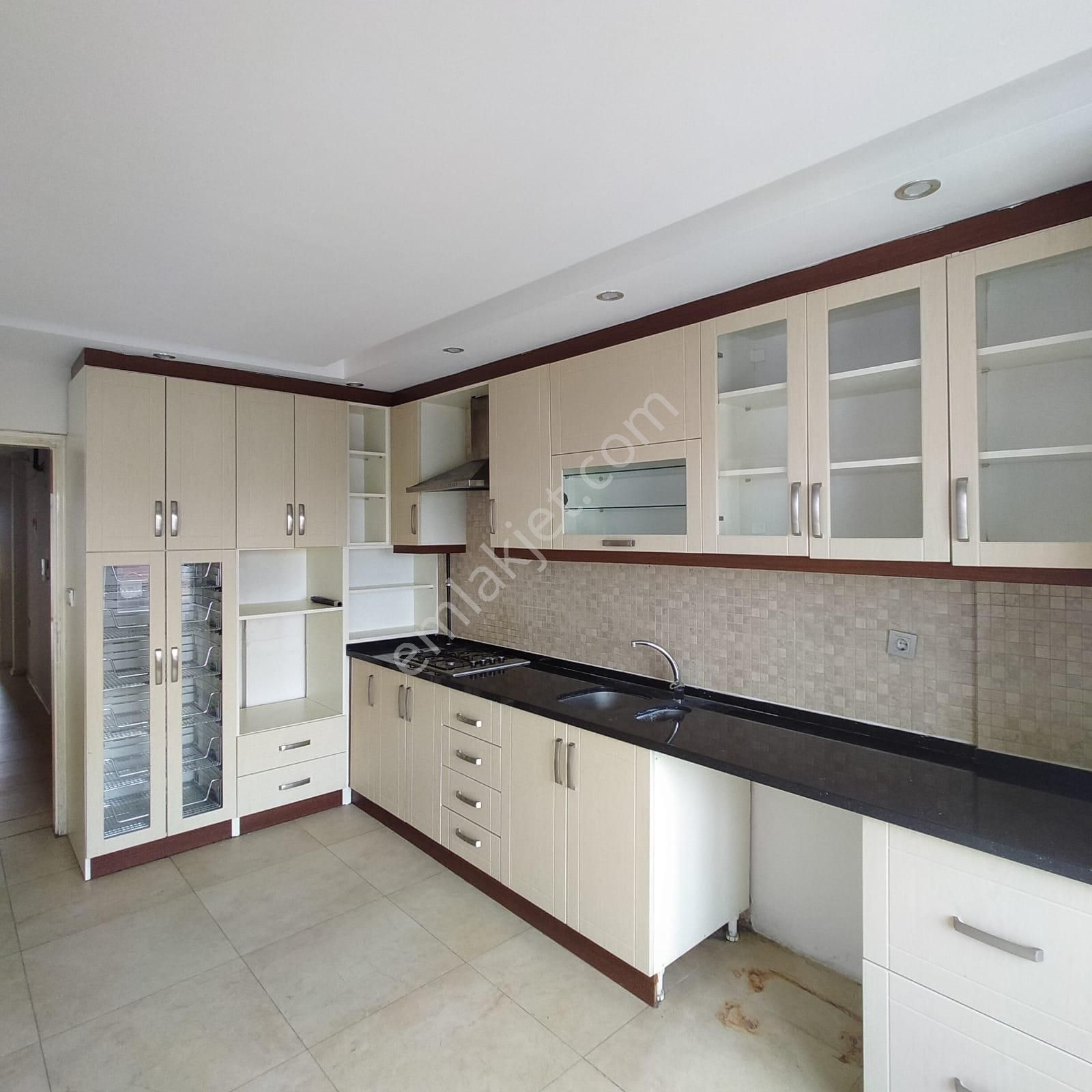 Ender Uysal Gayrimenkulden Kiralık Lise Caddesin De 4+1 Dublex Daire..