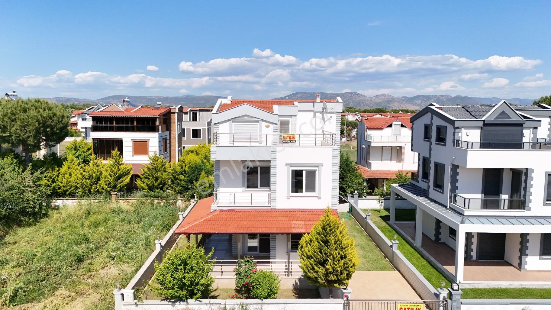 Altınova İskelenin En Gözde Yerinde Park Cepheli 5+1 Villa
