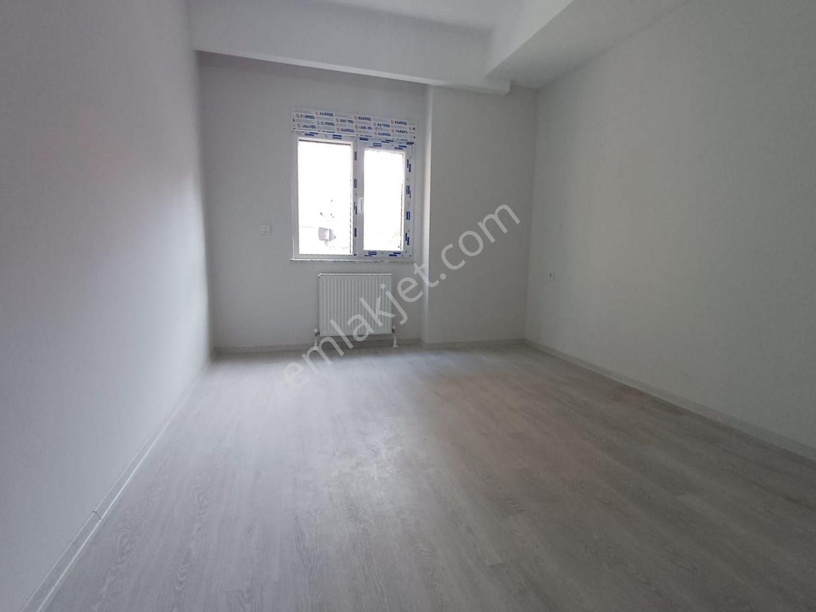 Yakacık Meydana Yürüme Panjurlu Arakat 2+1 Ankastreli Lüks Daire