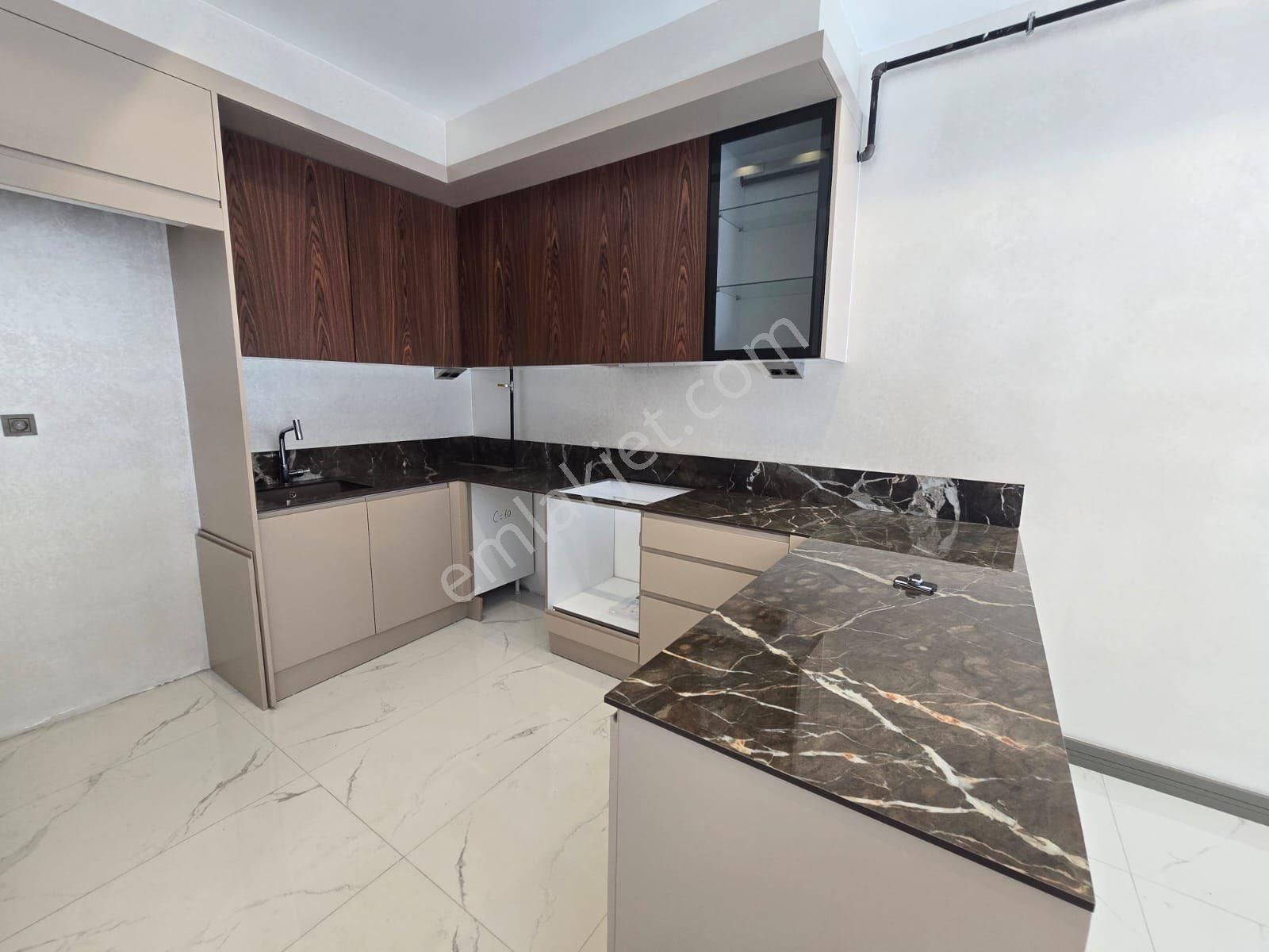 Kuşadası Ege Mah Havuzlu Site İçerisinde Satılık 1+1 Daire
