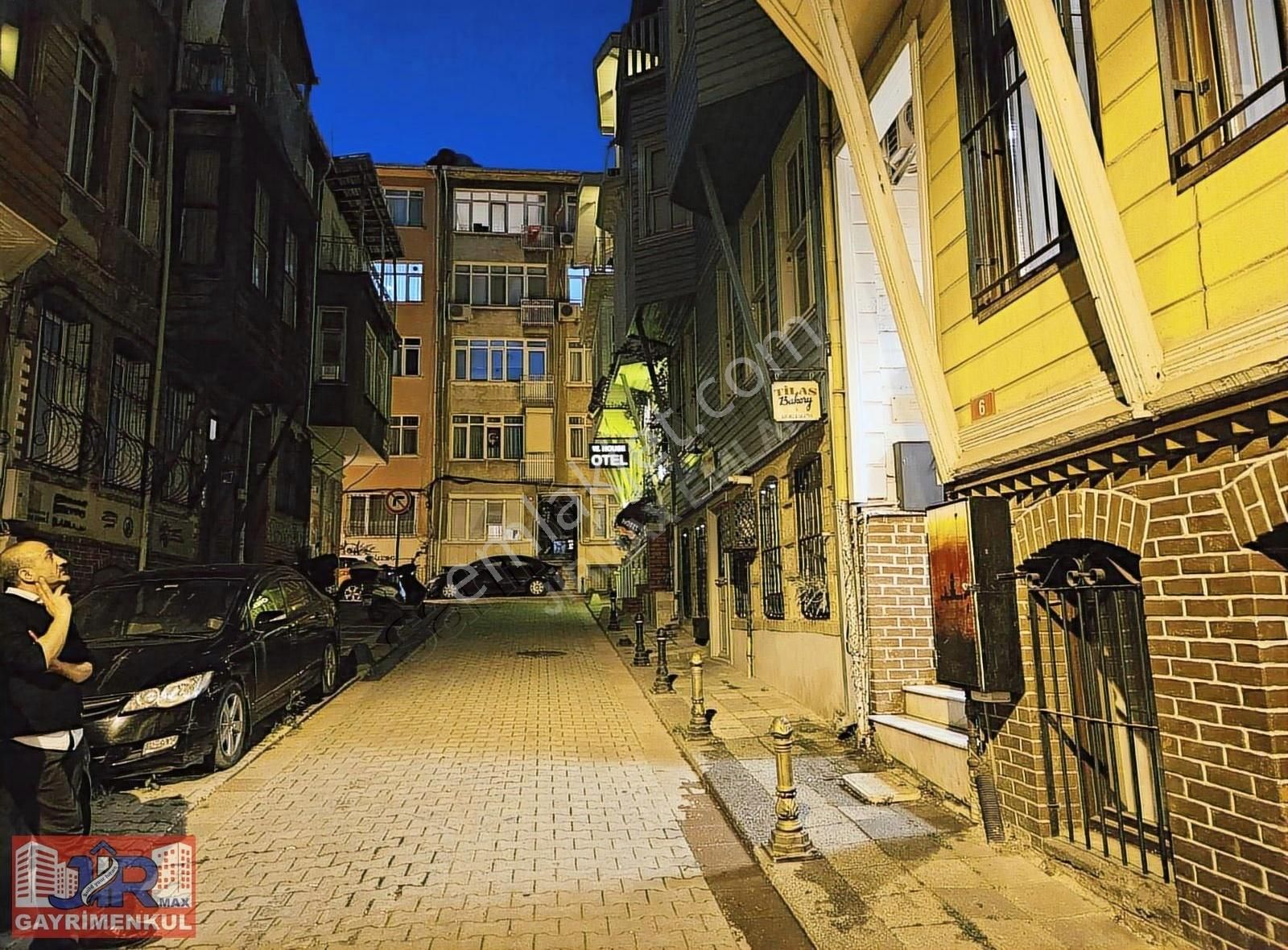 Kadıköy Rasimpaşa Da Kıralık 2+1 Giriş Katı Dükkan
