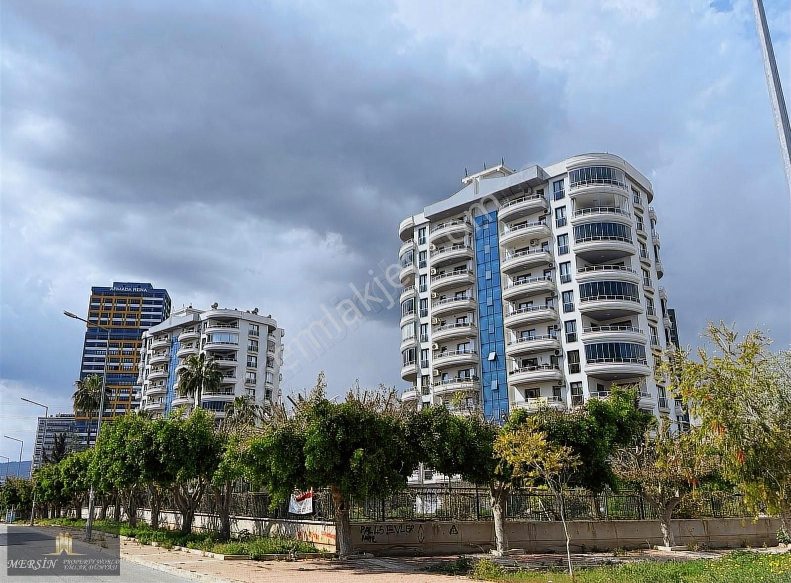 Fuatmorel De Nezih Sitede 3 Balkonlu Geniş Peyzajlı 4+1