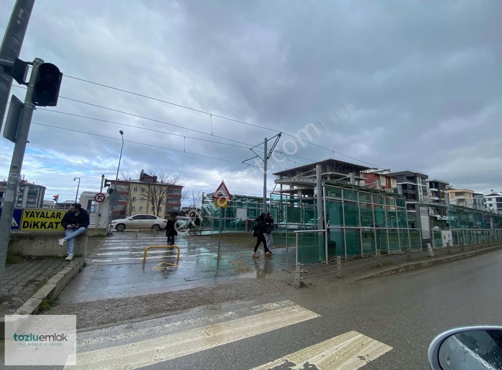 Tozluemlak'tan Körfez Tramvay Durağında Eşyalı Geniş 1+1